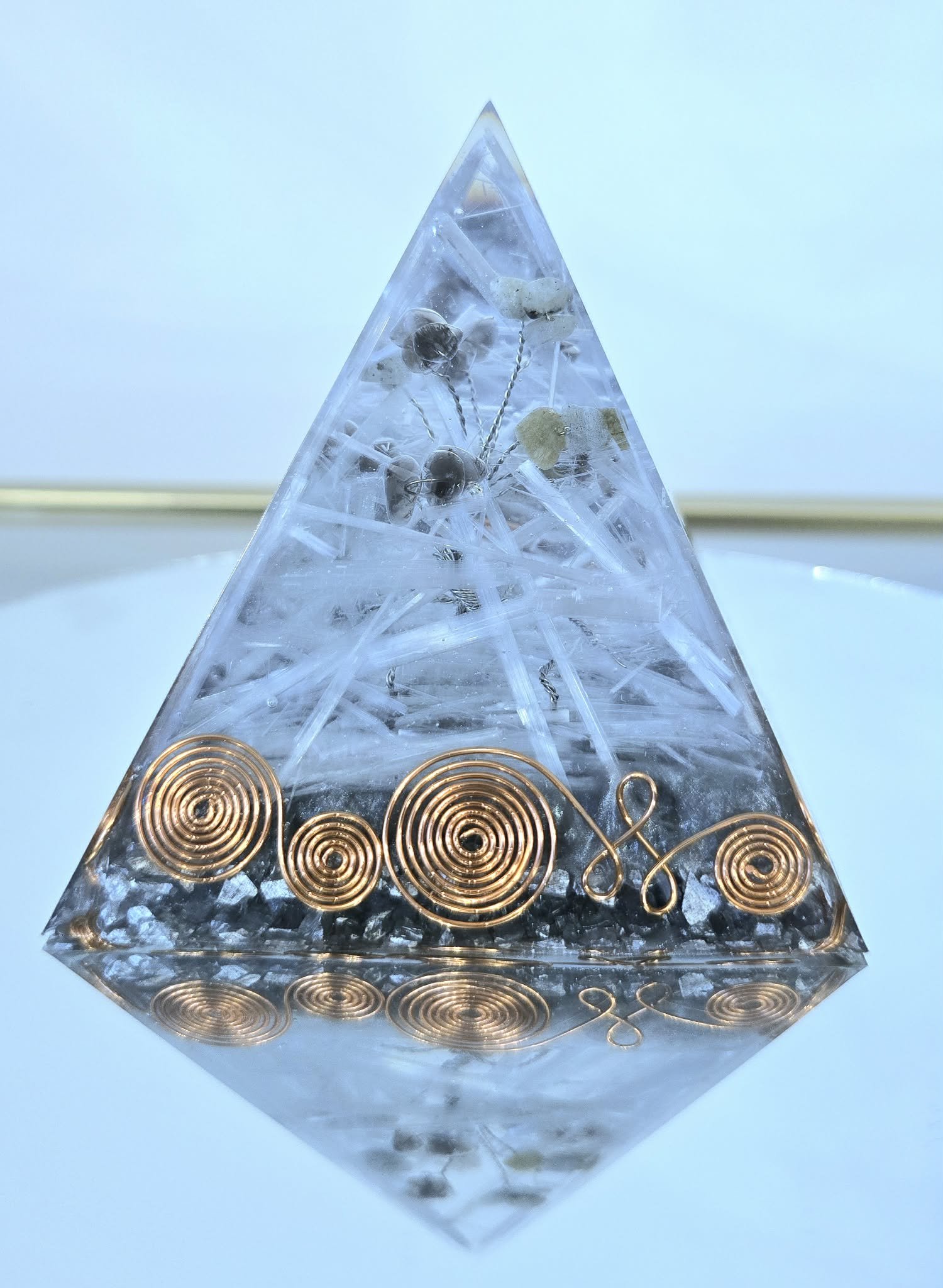 PYRAMIDE-ORGONITE-ARBRE-DE-VIE-EN-LABRADORITE-ET-QUARTZ-FUME-DANS-UN-CHAMPS-DE-SELENITE-CREATION-COCO-FAZETTE.jpg