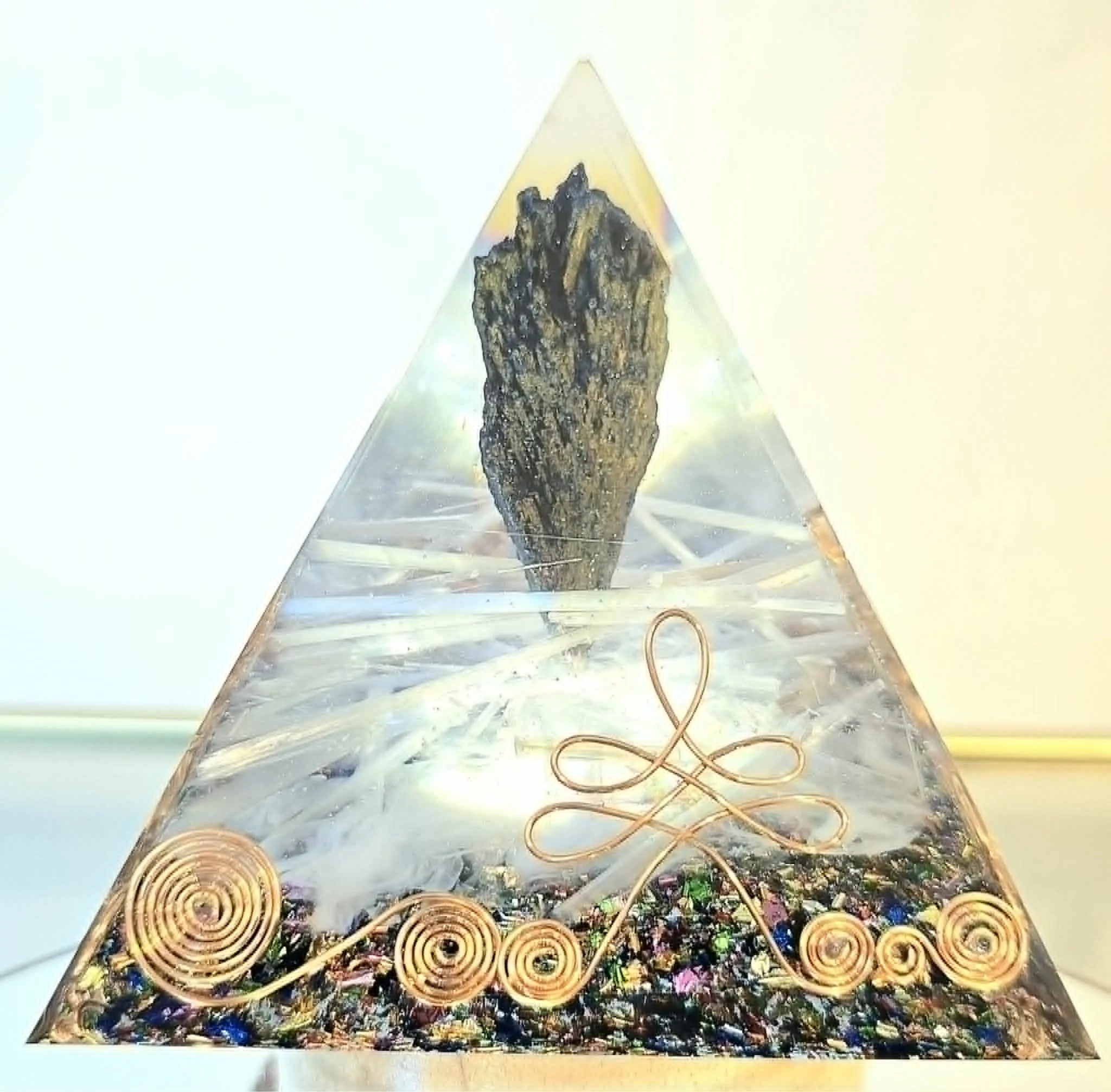 Pyramide Orgonite Cyanite et sélénite 2.jpg