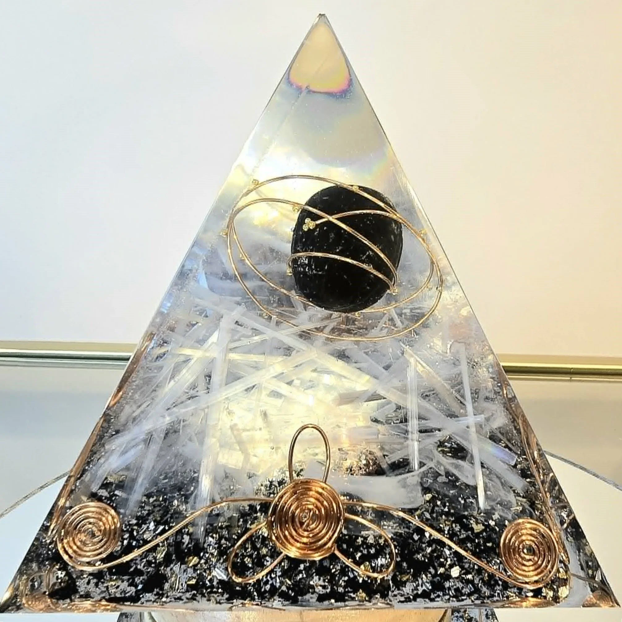 Pyramide Orgonite Tourmaline et Sélénite 4.jpg
