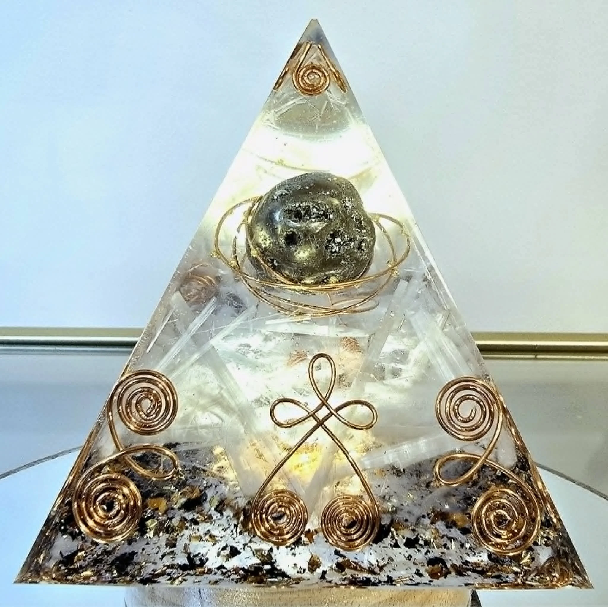 Pyramide Orgonite Pyrite et sélénite 1.jpg