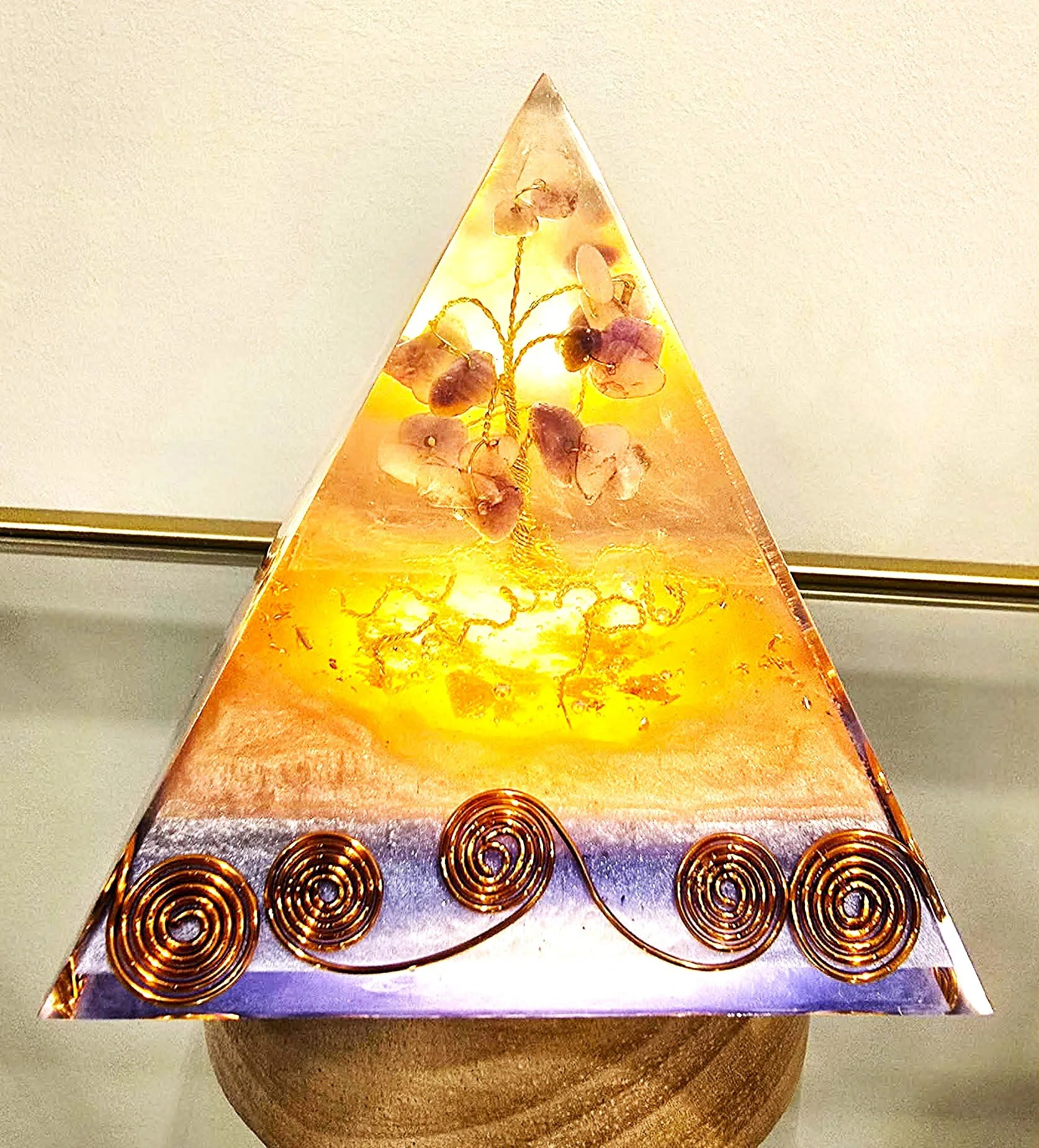 PYRAMIDE-ORGONITE-ARBRE-DE-VIE-AMETHYSTE-ET-QUARTZ-ROSE-ILLUMINEE-CREATION-COCO-FAZETTE.jpg
