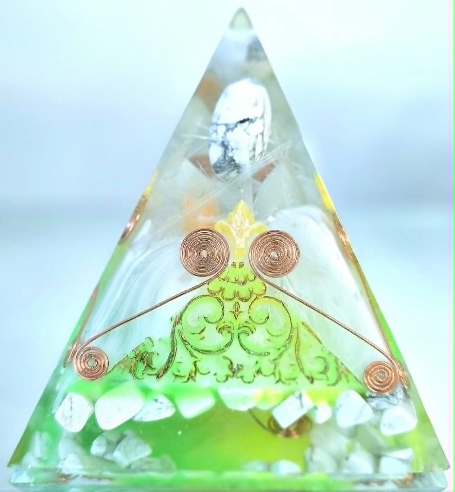 Pyramide d'Orgonite Howlite & Sélénite