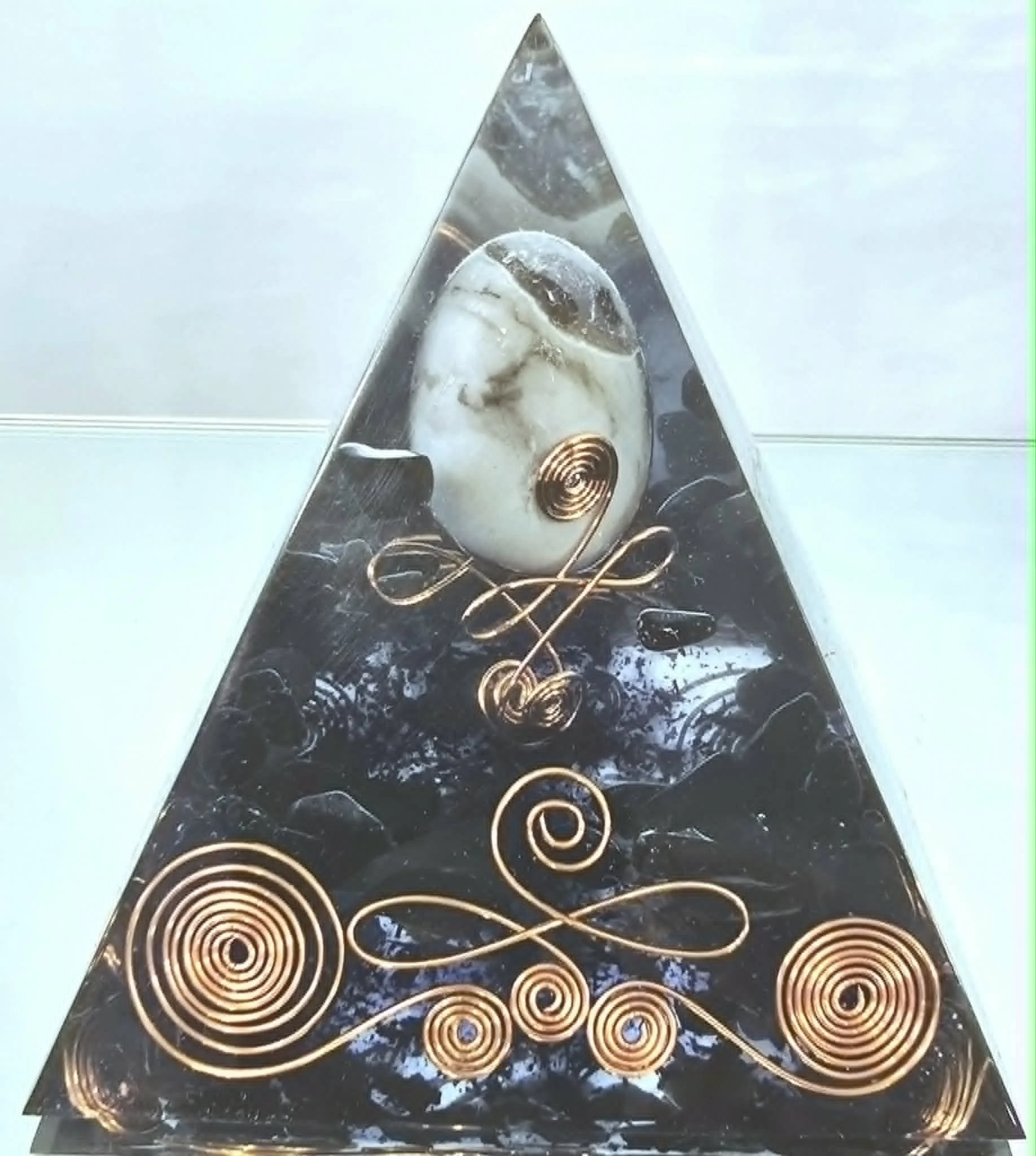 Pyramide Orgonite Agate volcanique et obsidienne création COCO Fazette.jpg