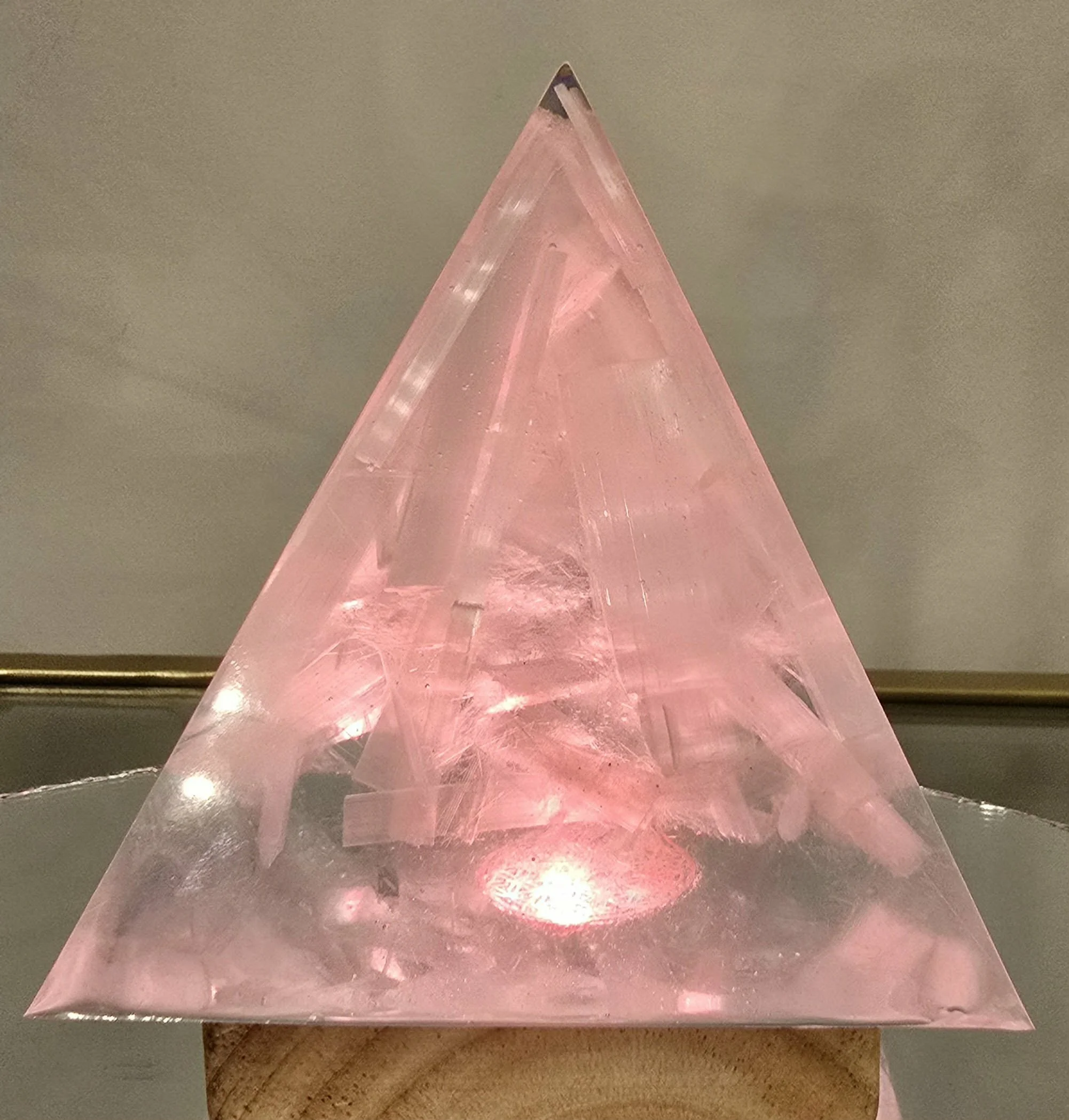 Pyramide-Orgonite-en-Selenite-Pur-Illuminee-2-Creation-COCO-Fazette.jpg