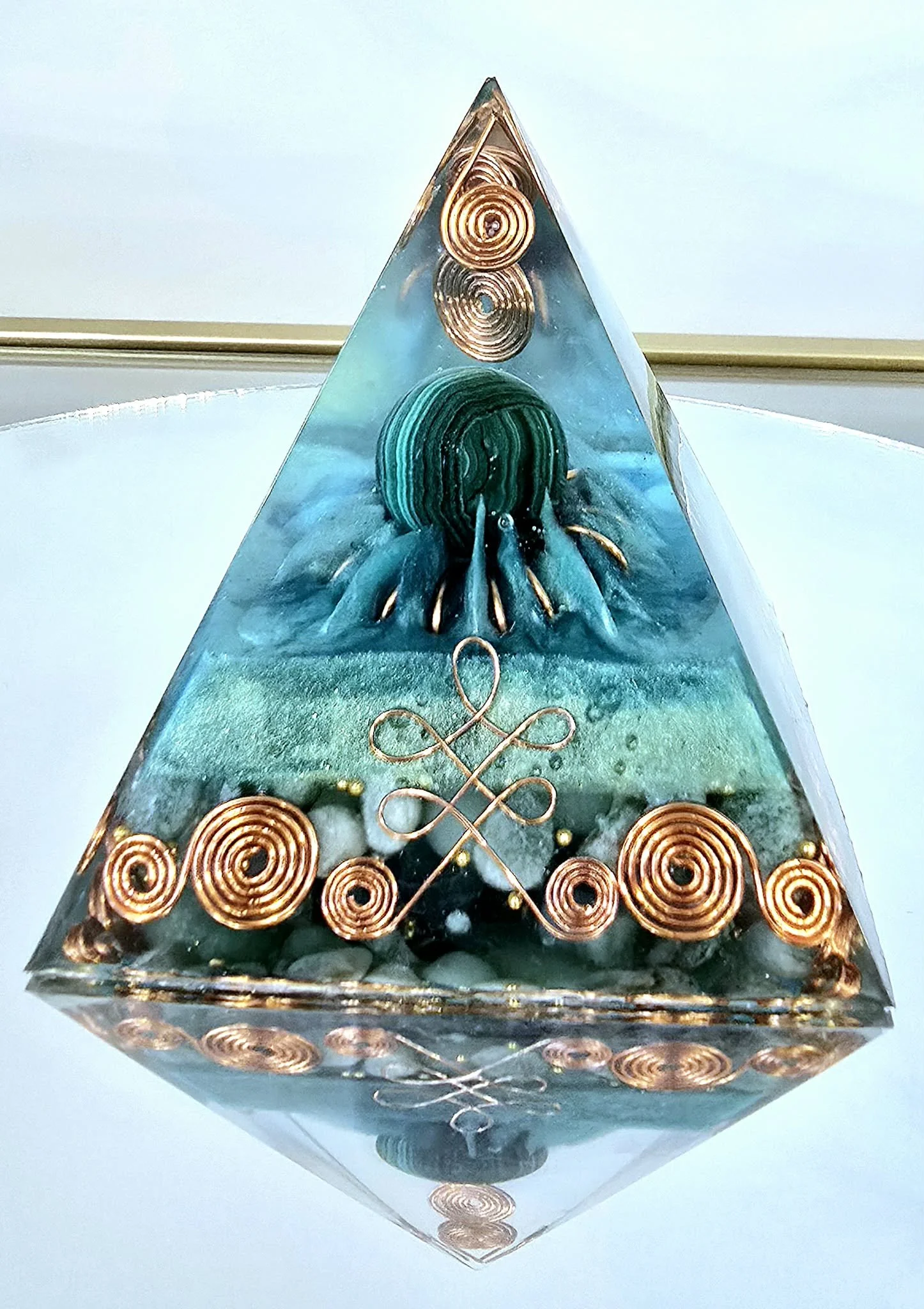 PYRAMIDE-ORGONITE-AVEC-BOULE-DE-MALACHITE-ET-FIL-EN-CUIVRE-CREATION-COCO-FAZETTE.jpg