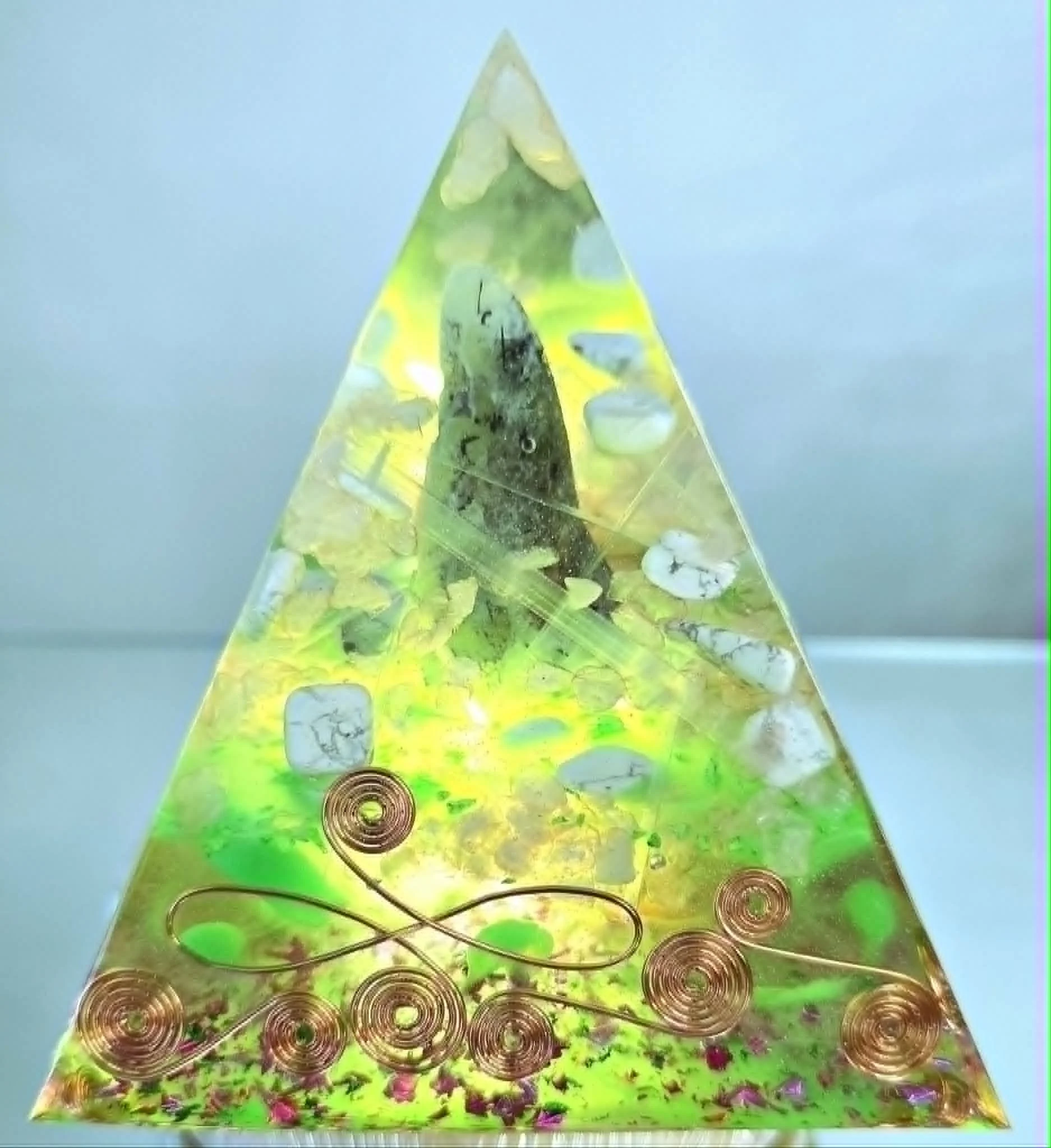 Prehnite, howlite, Quartz rose et sélénite illuminée par COCO Fazette.jpg