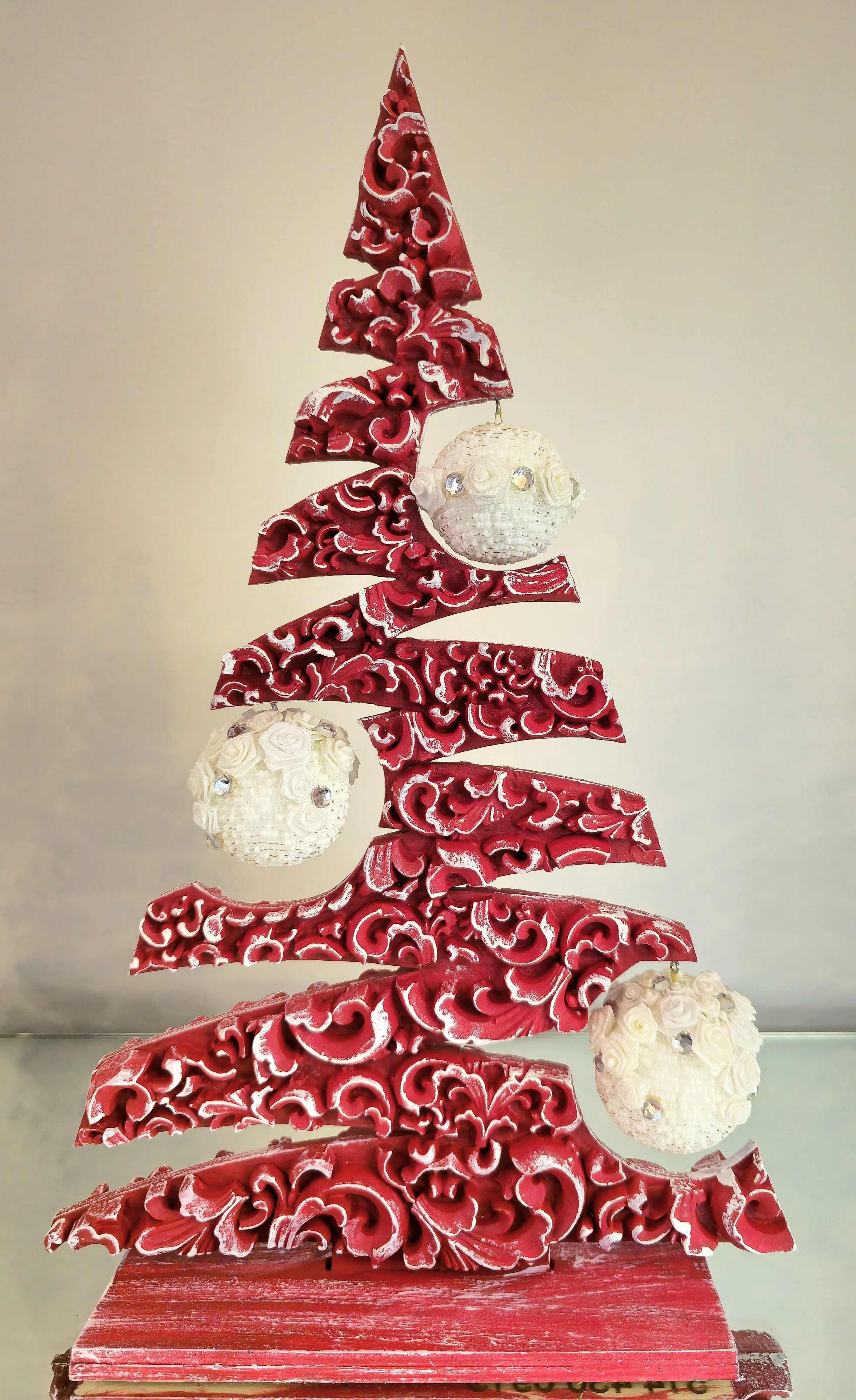 Sapin en Bois à Relief à 3 Boules Chamallow