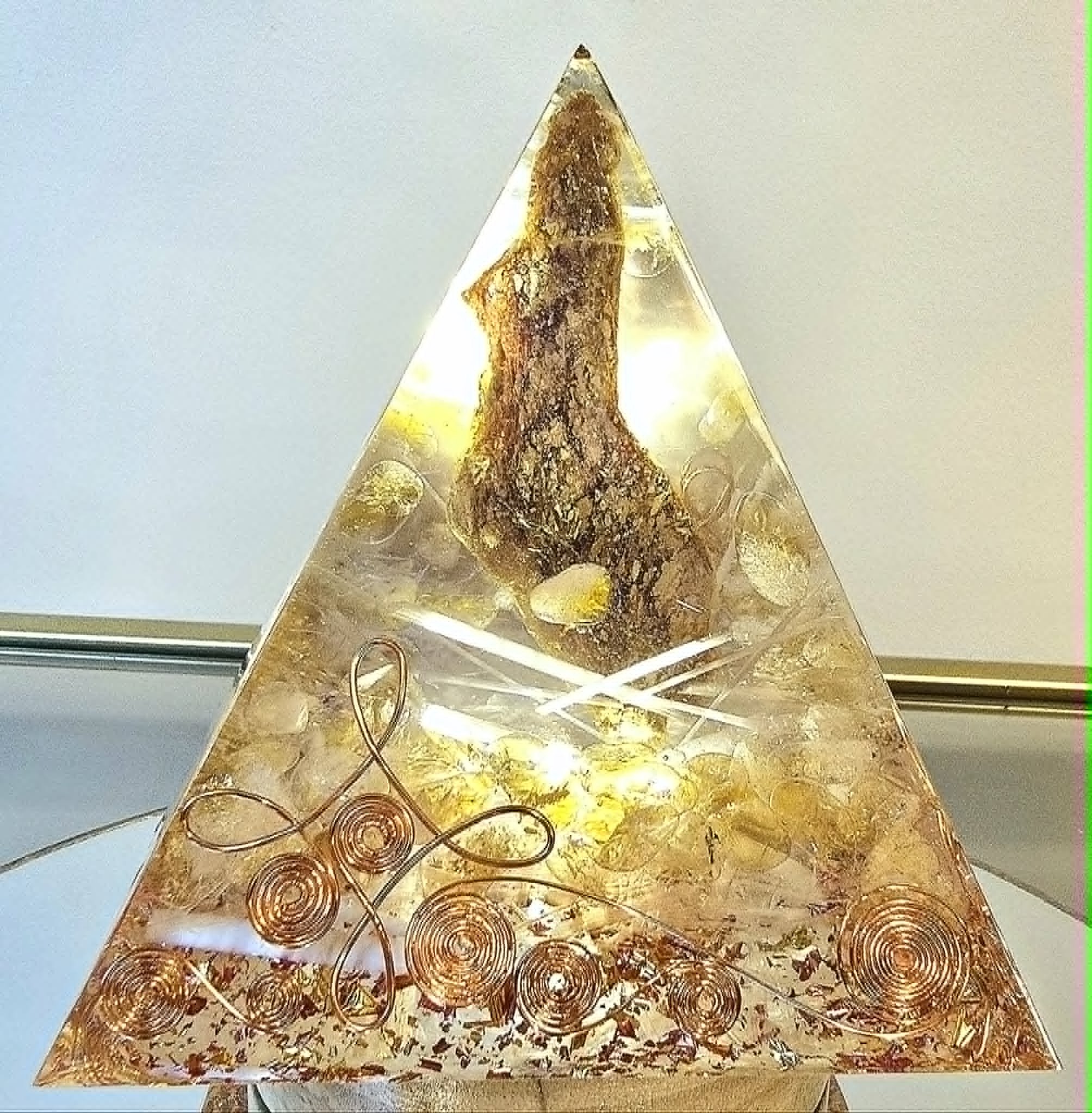 Pyramide Orgonite Mica, Citrine et Sélénite 3.jpg