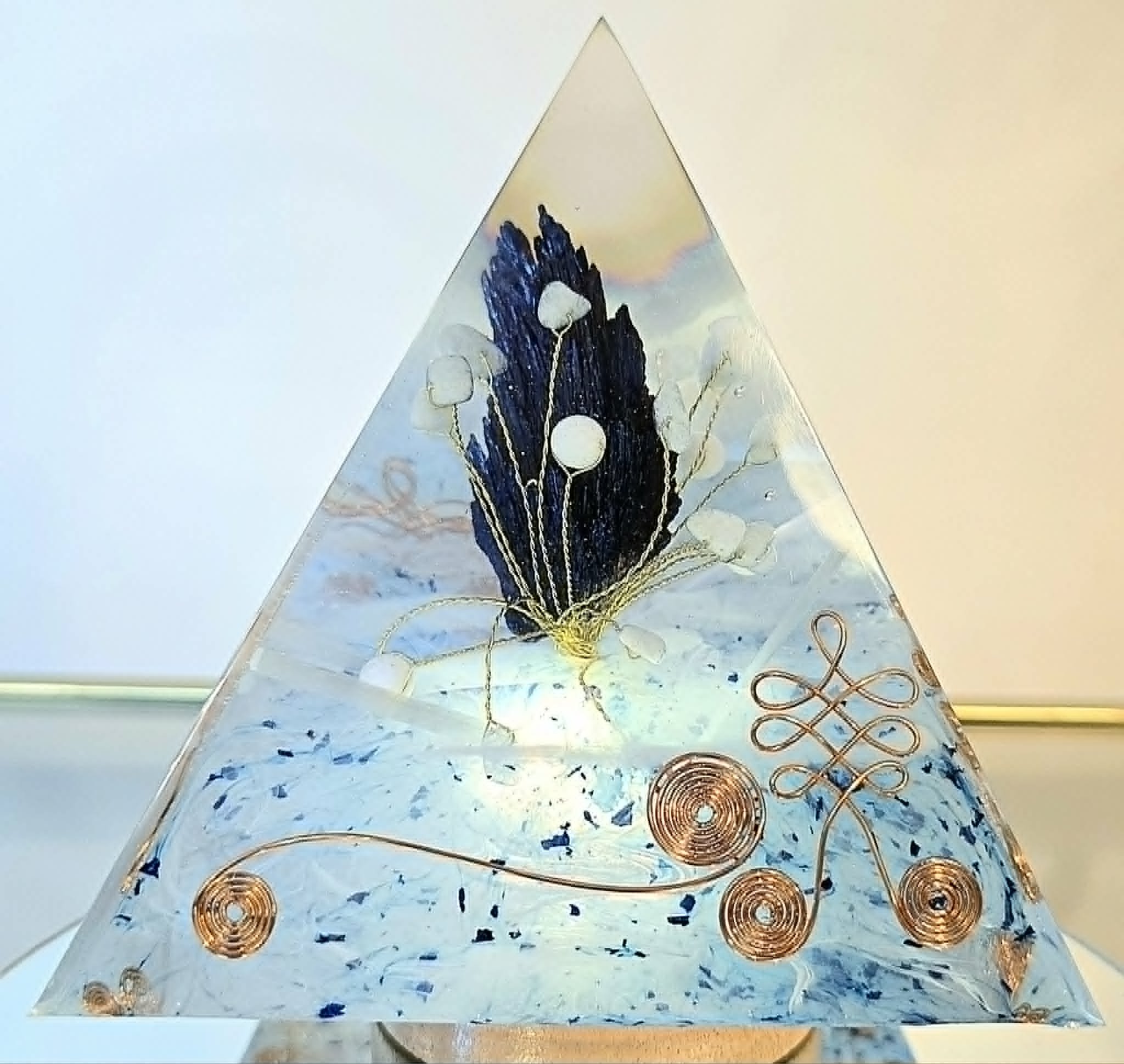 Pyramide Orgonite Cyanite, Aigue Marine, Sélénite et Quartz 6.jpg