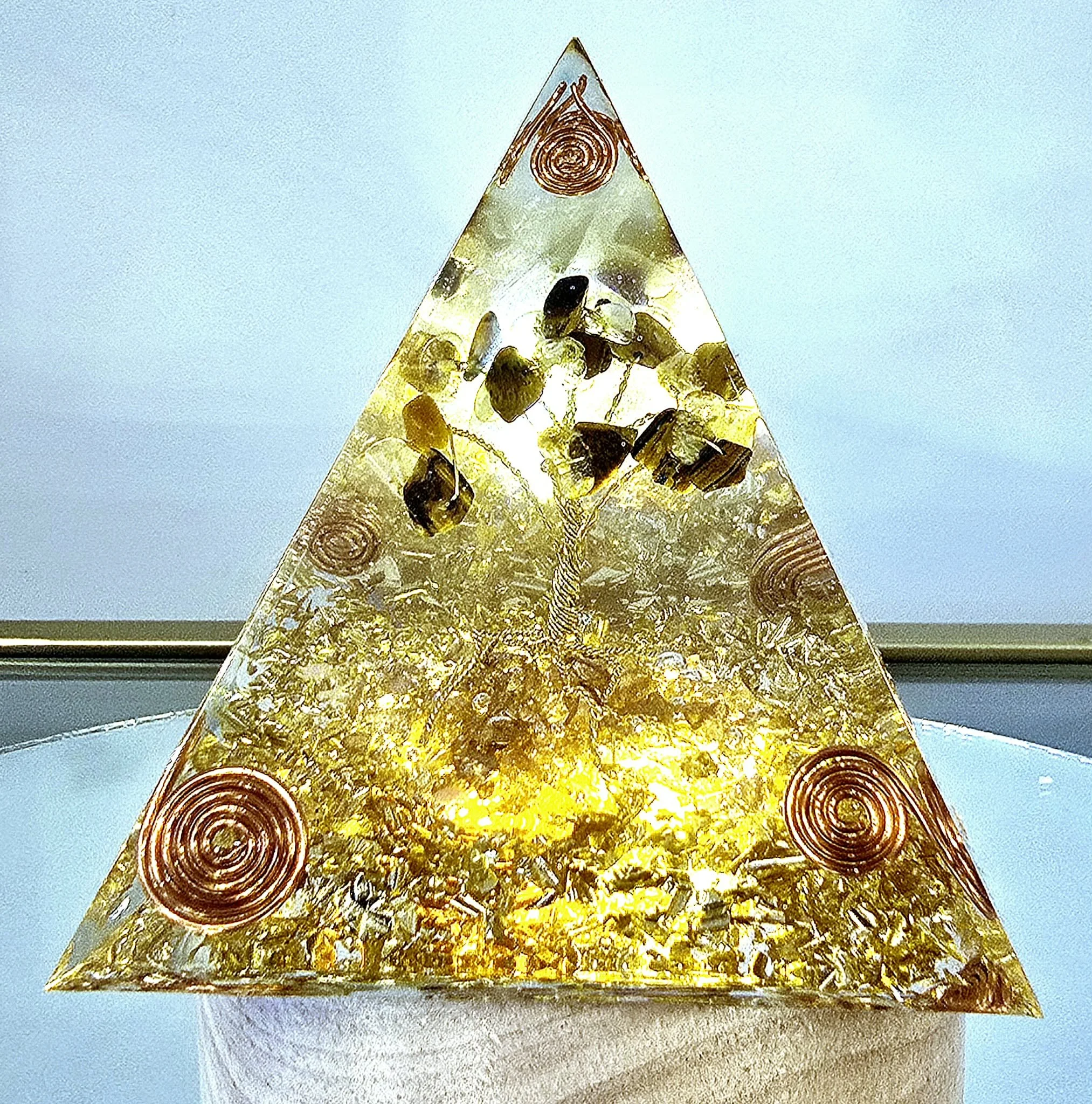 PYRAMIDE-ORGONITE-ARBRE-DE-VIE-OEIL-DE-TIGRE-ET-CITRINE-ILLUMINEE-CREATION-COCO-FAZETTE.jpg