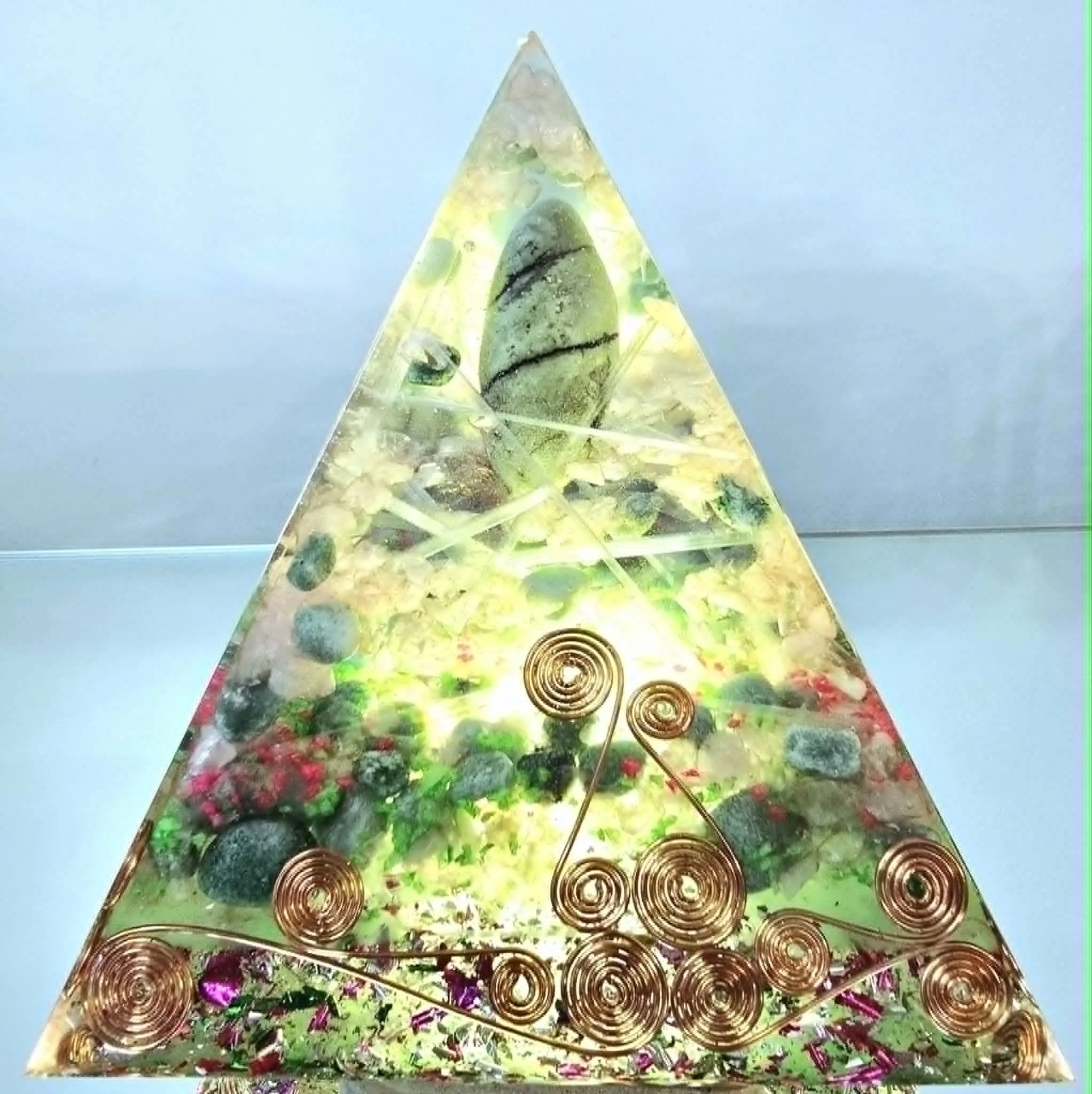 Pyramide emeraude, aventurine, quartz rose et sélénite illuminé par COCO Fazette.jpg