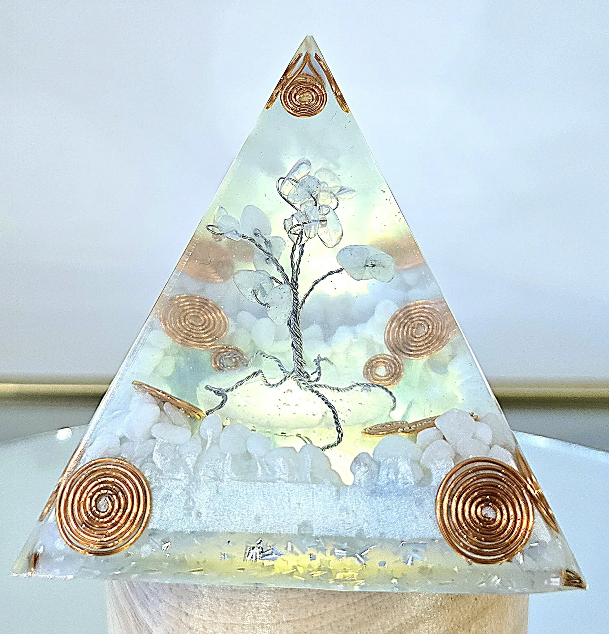 PYRAMIDE-ORGONITE-ARBRE-DE-VIE-AIGUE-MARINE-ET-OPALE-ILLUMINEE-CREATION-COCO-FAZETTE.jpg