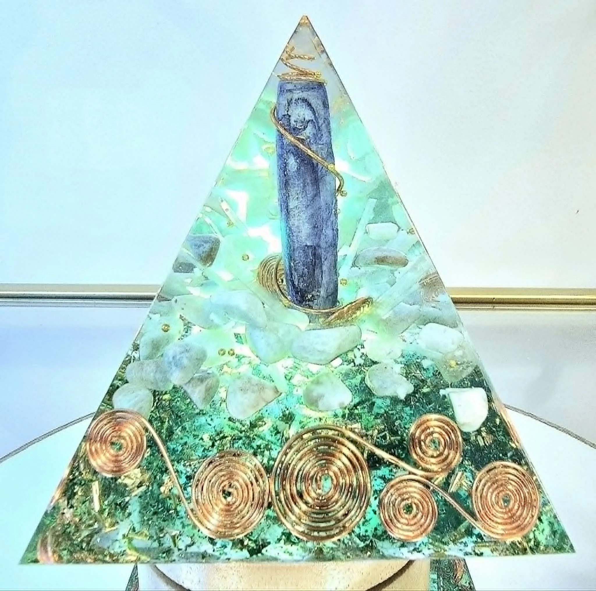 Pyramide Orgonite Aigue marine, Amazonite et Sélénite 6.jpg
