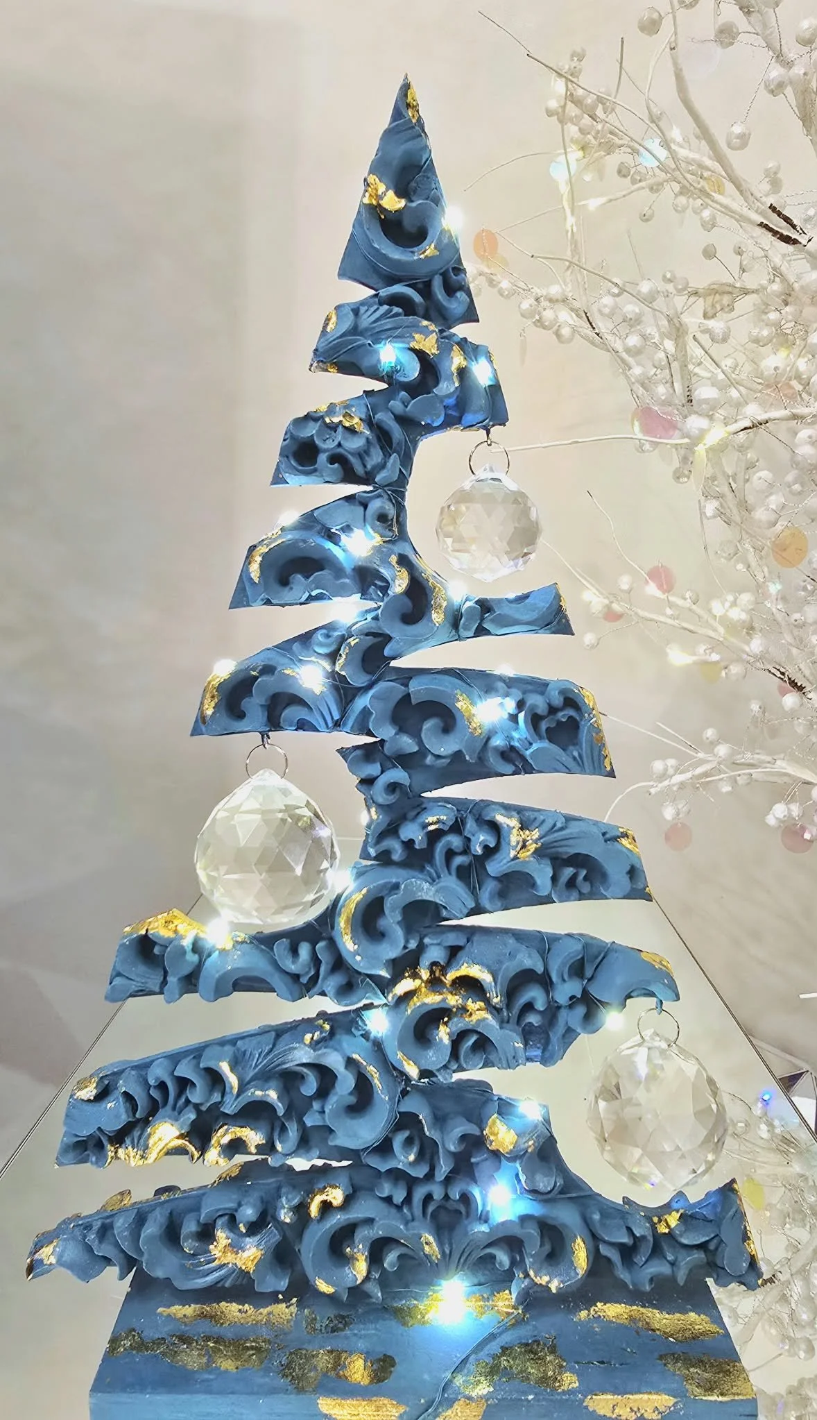 Sapin en bois sculpté à 3 boules illuminé Turquoise.jpg