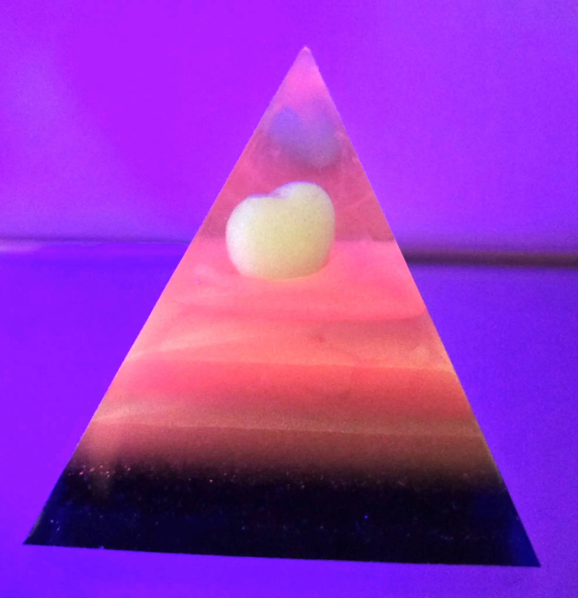 PYRAMIDE-ORGONITE-COEUR-PHOSPHORESCENT-PUR-INNOCENCE-DANS-LE-NOIR-CREATION-COCO-FAZETTE.jpg