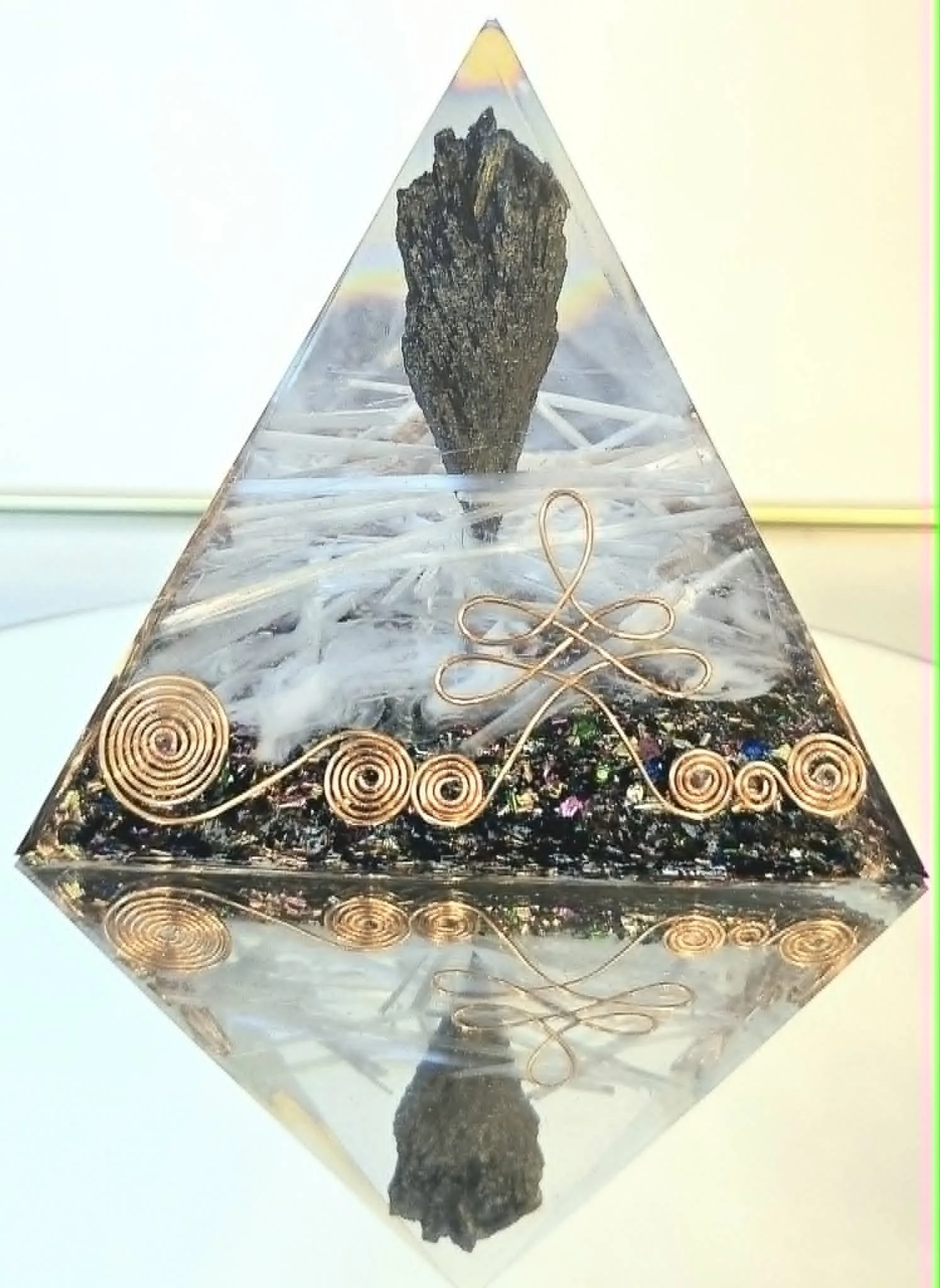 Pyramide Orgonite Cyanite et sélénite 3.jpg