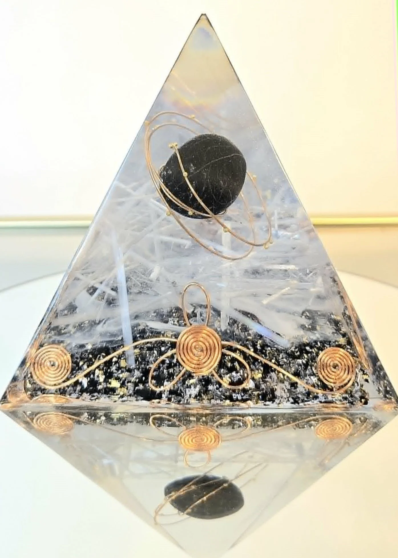 Pyramide Orgonite Tourmaline et Sélénite 1.jpg