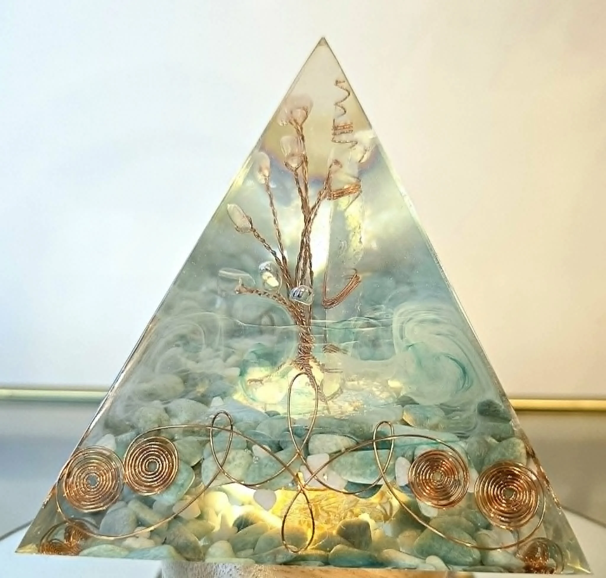 Pyramide Orgonite Aigue Marine, Amazonite, Quartz Rose et Hématite (2).jpg