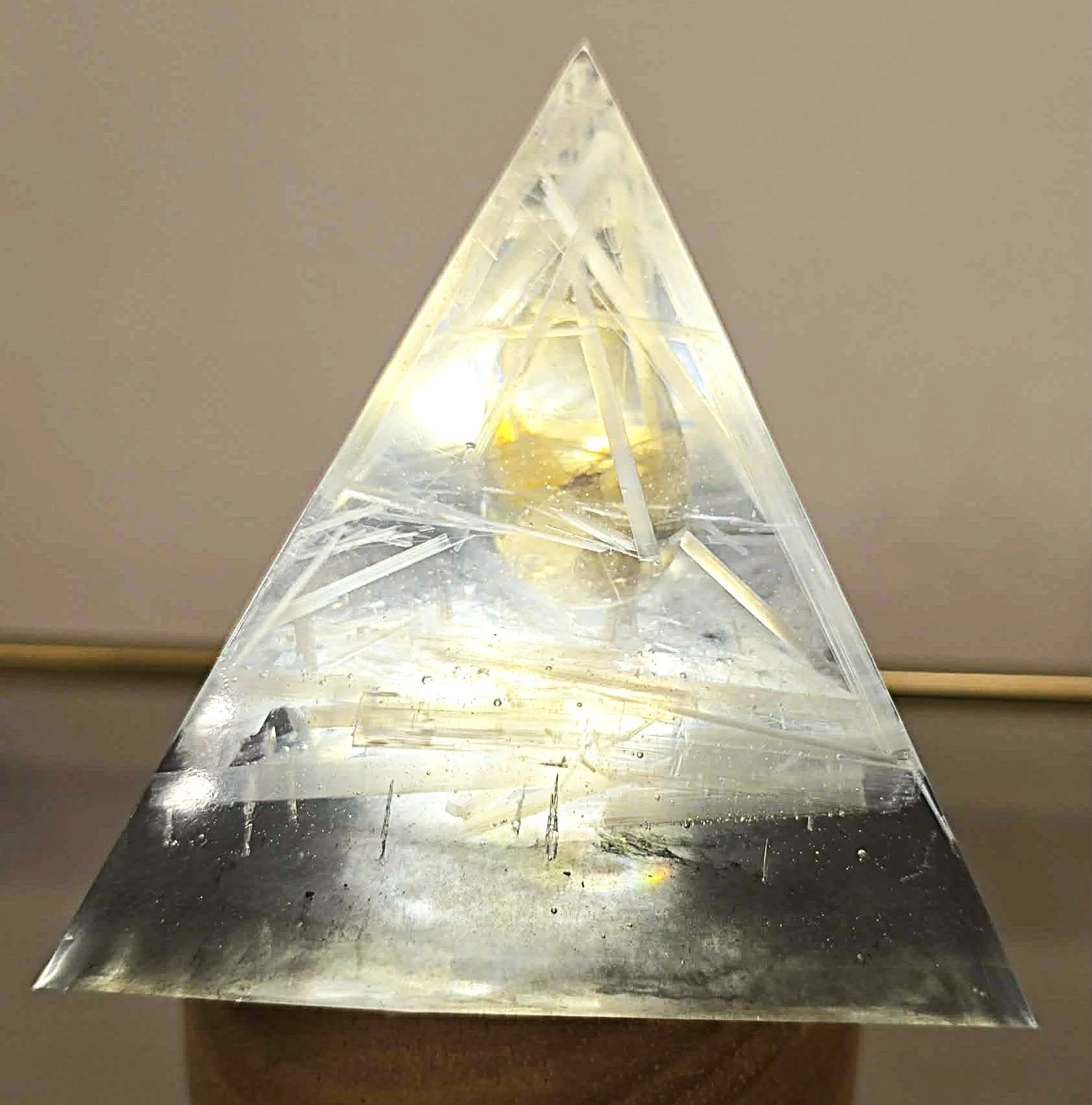 PYRAMIDE-ORGONITE-QUARTZ-FUME-ET-SELENITE-ILLUMINEE-CREATION-COCO-FAZETTE.jpg