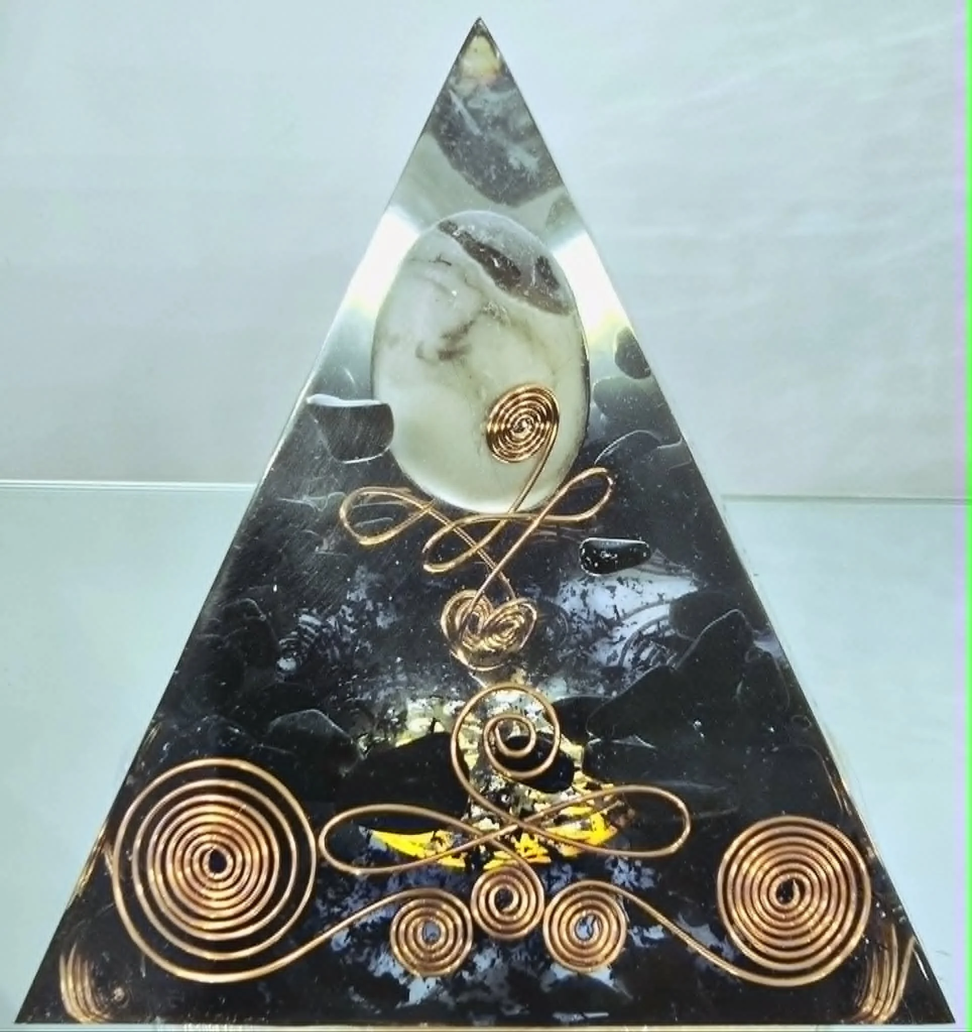 Pyramide Orgonite Énergétique "Le Souffle d'Éther"