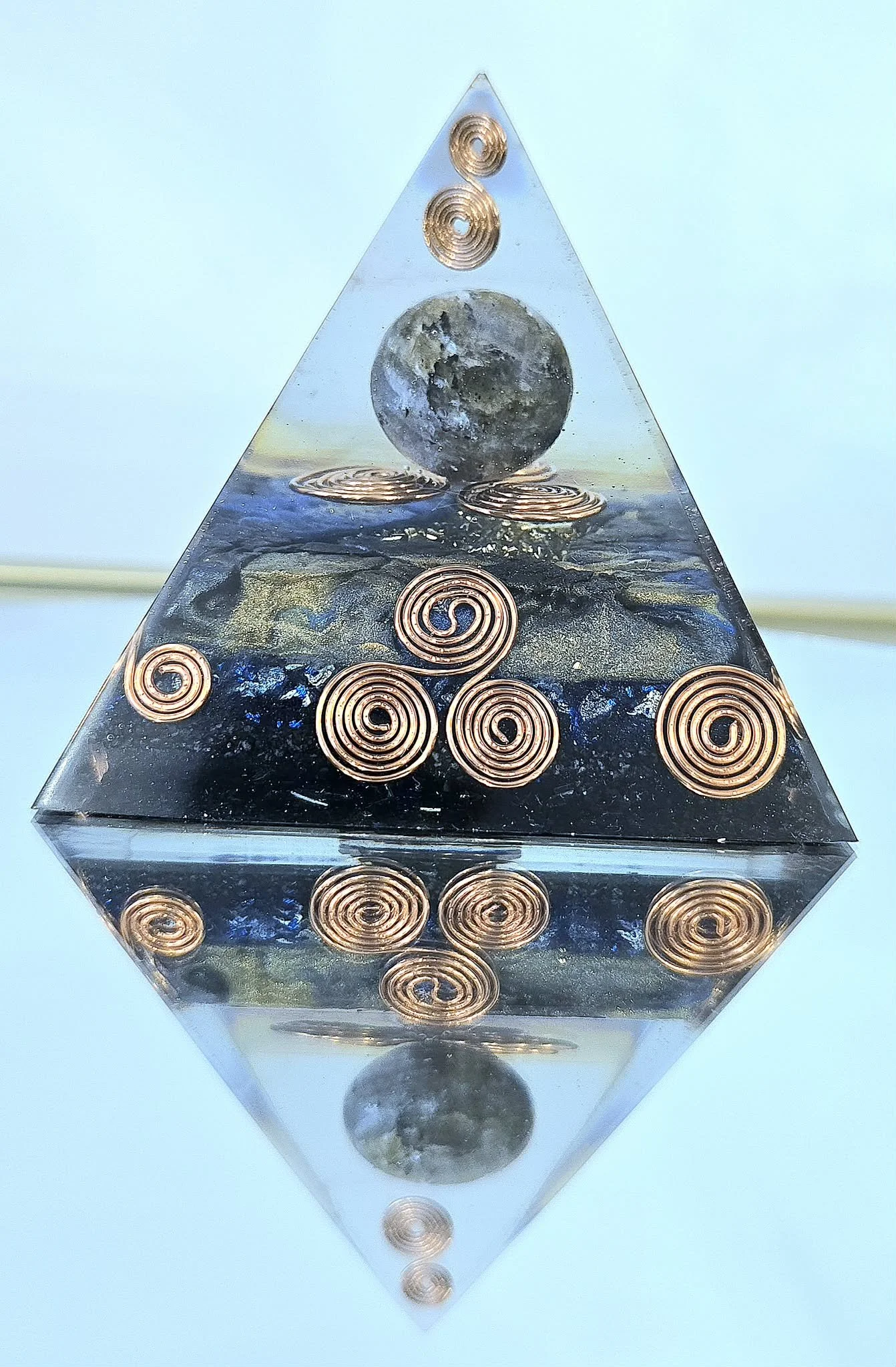 Pyramide Orgonite "Puissance"