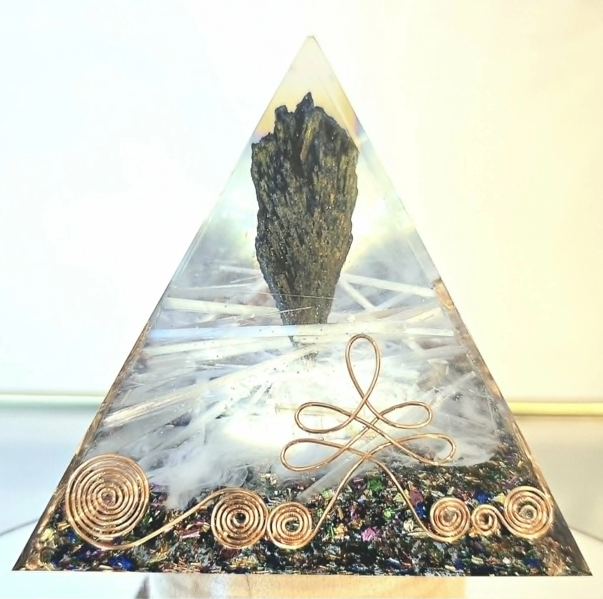 Pyramide Orgonite Cyanite et sélénite.jpg