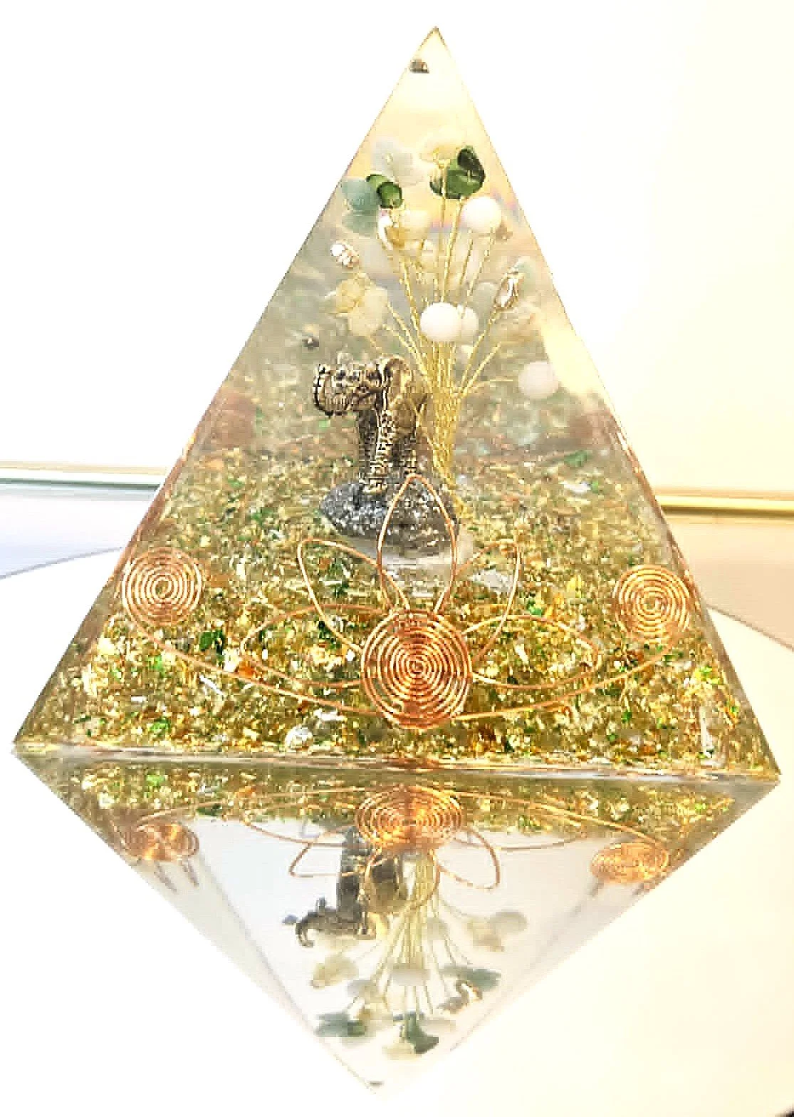 Pyramide Orgonite Eléphant de la fortune 3.jpg