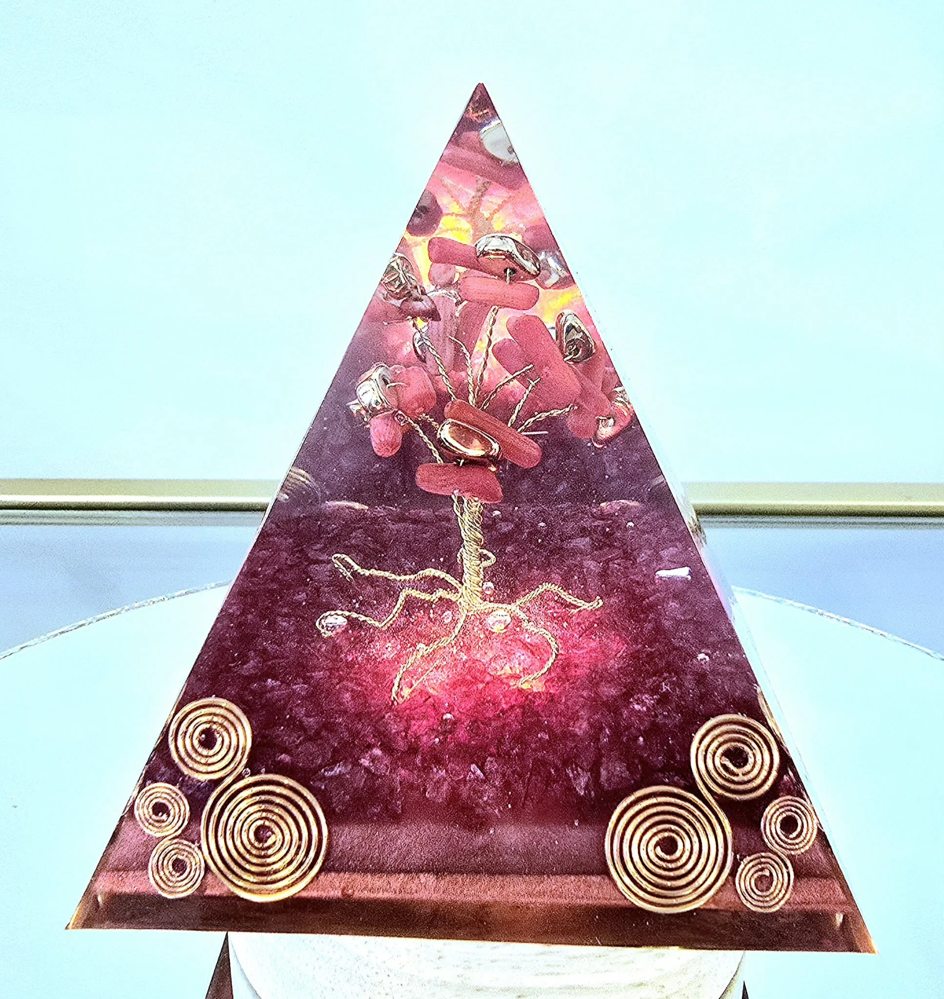 PYRAMIDE-ORGONITE-VITALITE-ARBRE-DE-VIE-EN-CORAIL-ROUGE-SUR-BASE-LUMINEUSE-CREATION-COCO-FAZETTE.jpg