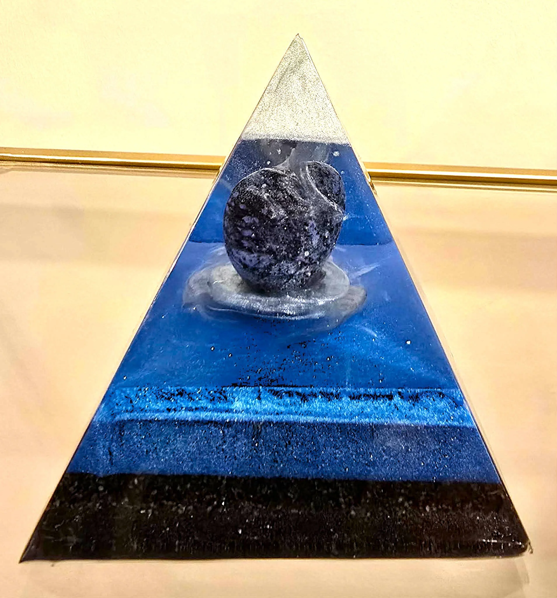 PYRAMIDE-ORGONITE-COEUR-DE-SODALITE-COTE-B-CREATION-COCO-FAZETTE.jpg