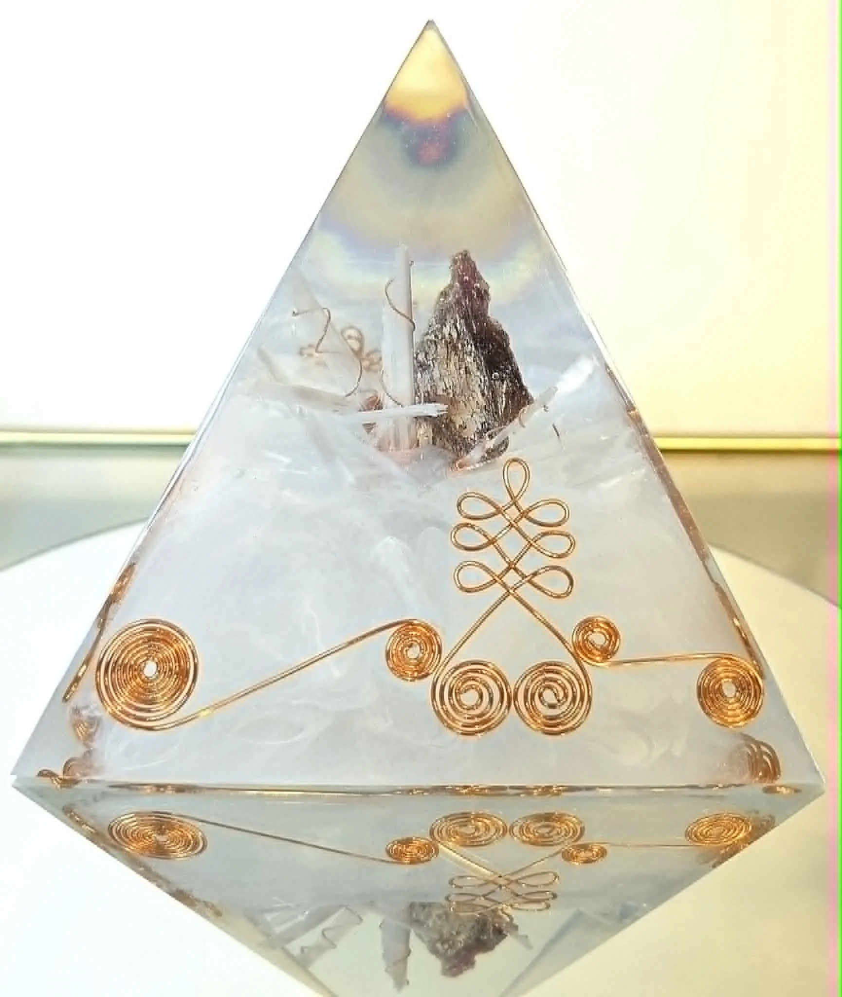 Pyramide Orgonite Mica et Sélénite 1.jpg