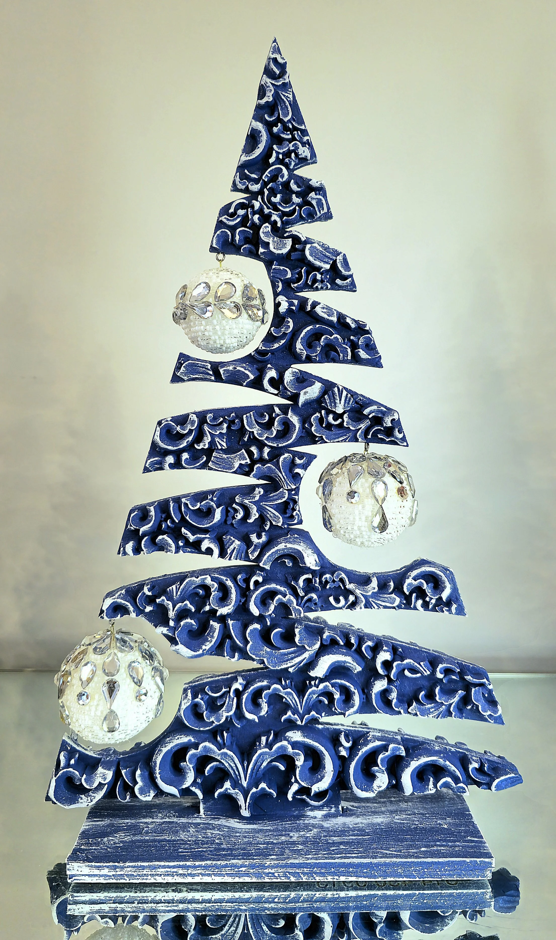 Sapin en Bois à Relief à 3 Boules Houx