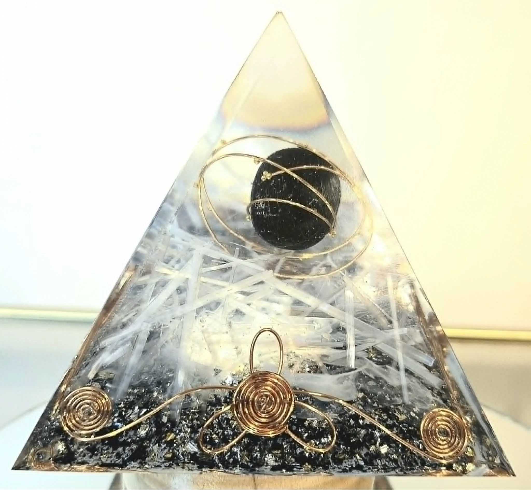 Pyramide Orgonite Tourmaline et Sélénite.jpg
