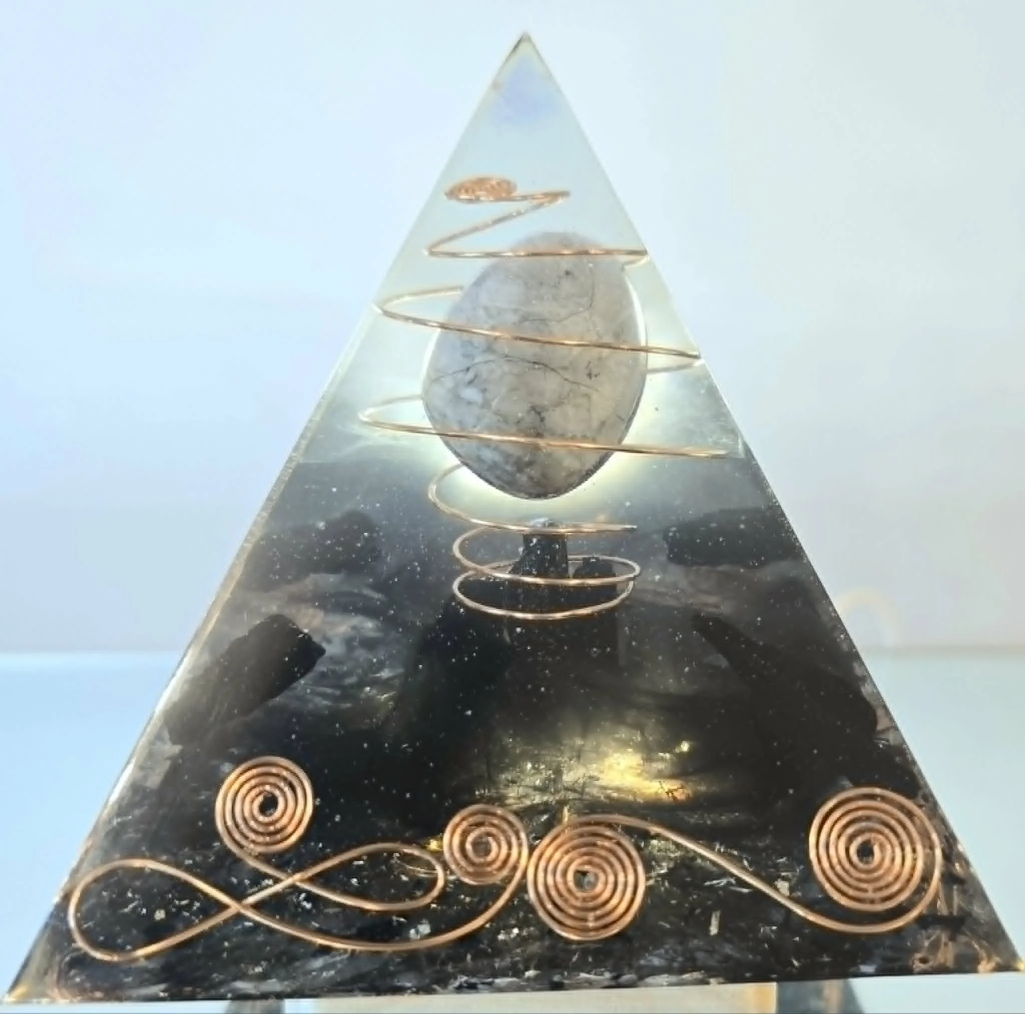 Pyramide Orgonite de Protection en Agate Volcanique et Tourmaline Noire - illuminée - Création COCO Fazette.jpg