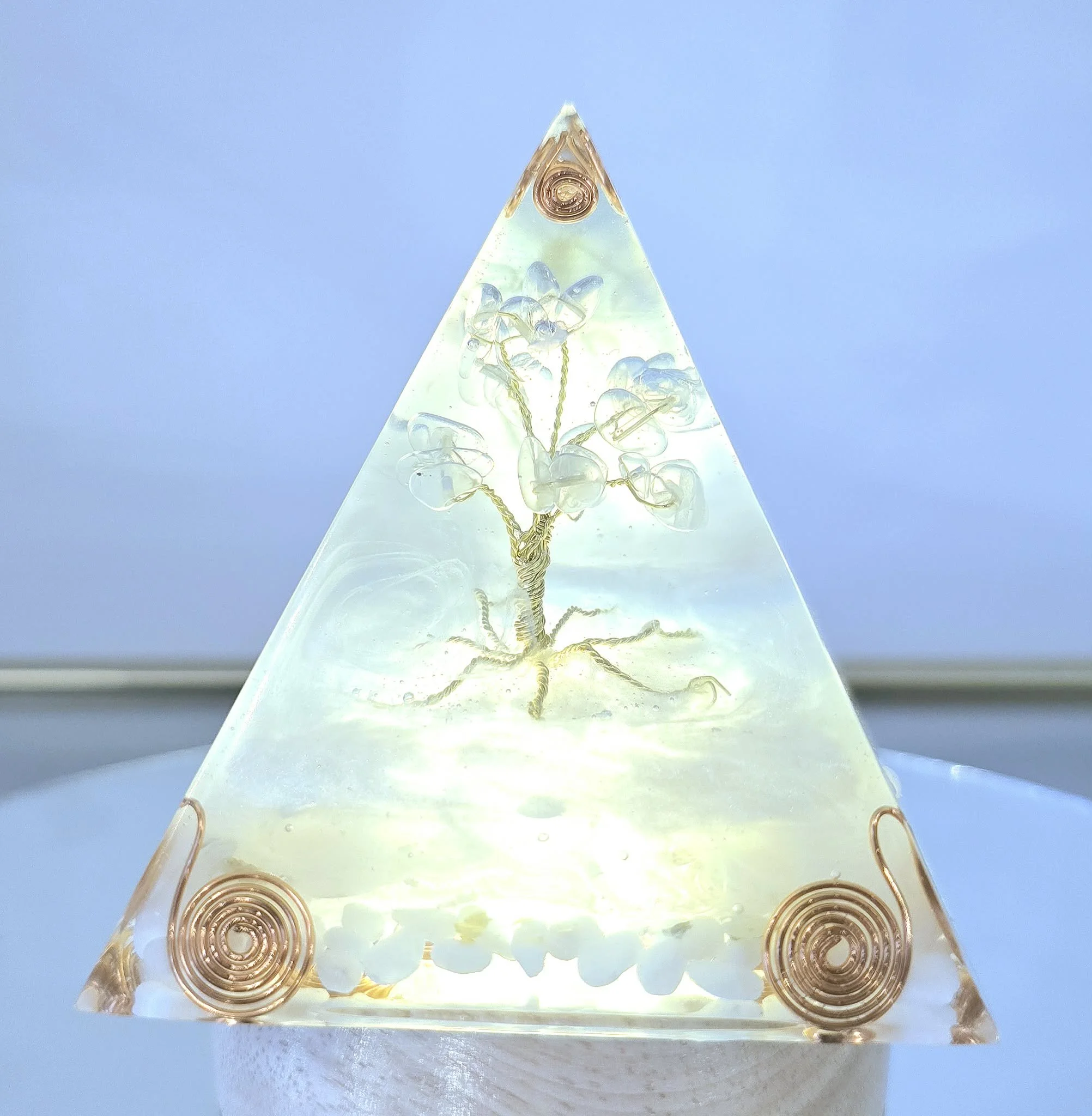 PYRAMIDE-ORGONITE-ARBRE-DE-VIE-EN-OPALE-SUR-BASE-LUMINEUSE-CREATION-COCO-FAZETTE.jpg