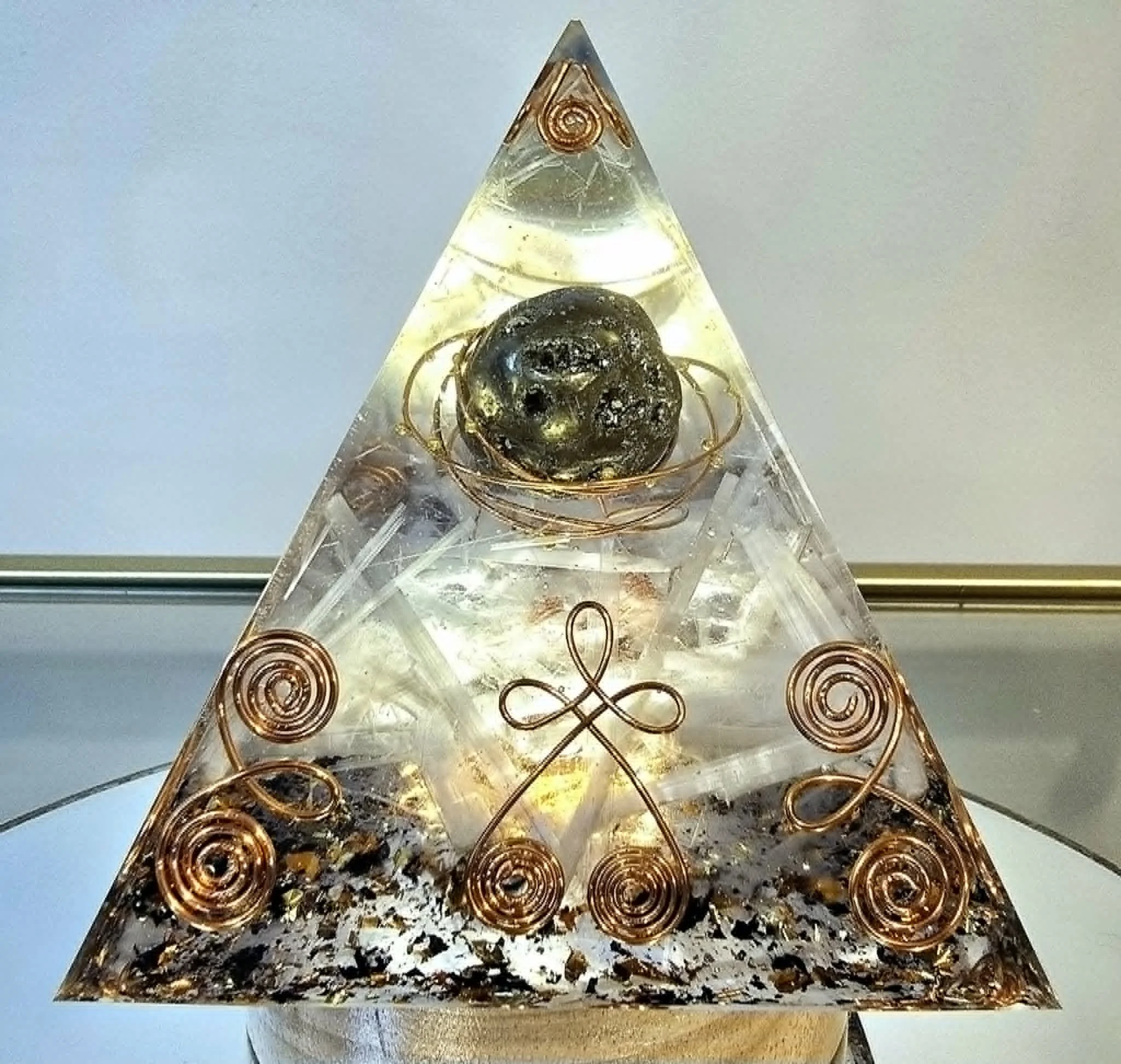 Pyramide Orgonite Pyrite et sélénite 4.jpg