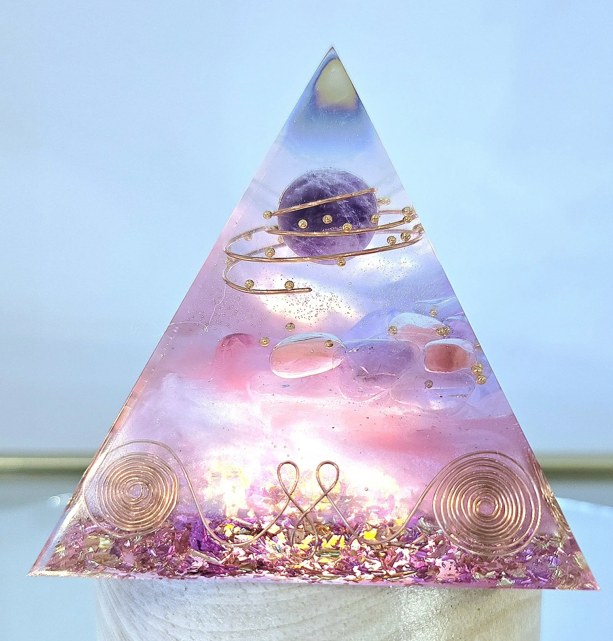PYRAMIDE-ORGONITE-AMETHYSTE-ET-QUARTZ-ROSE-SUR-BASE-LUMINEUSE-CREATION-COCO-FAZETTE.jpg