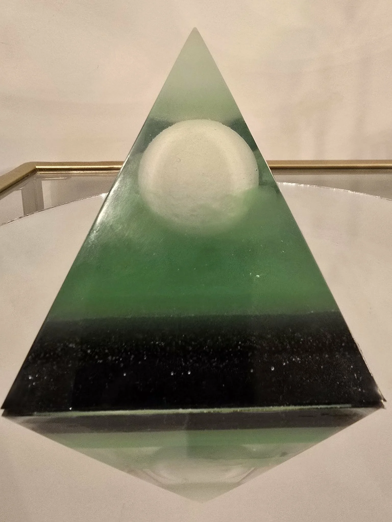 Pyramide-Orgonite-Boule-Phosphorescente-Vert-Creation-COCO-Fazette.jpg