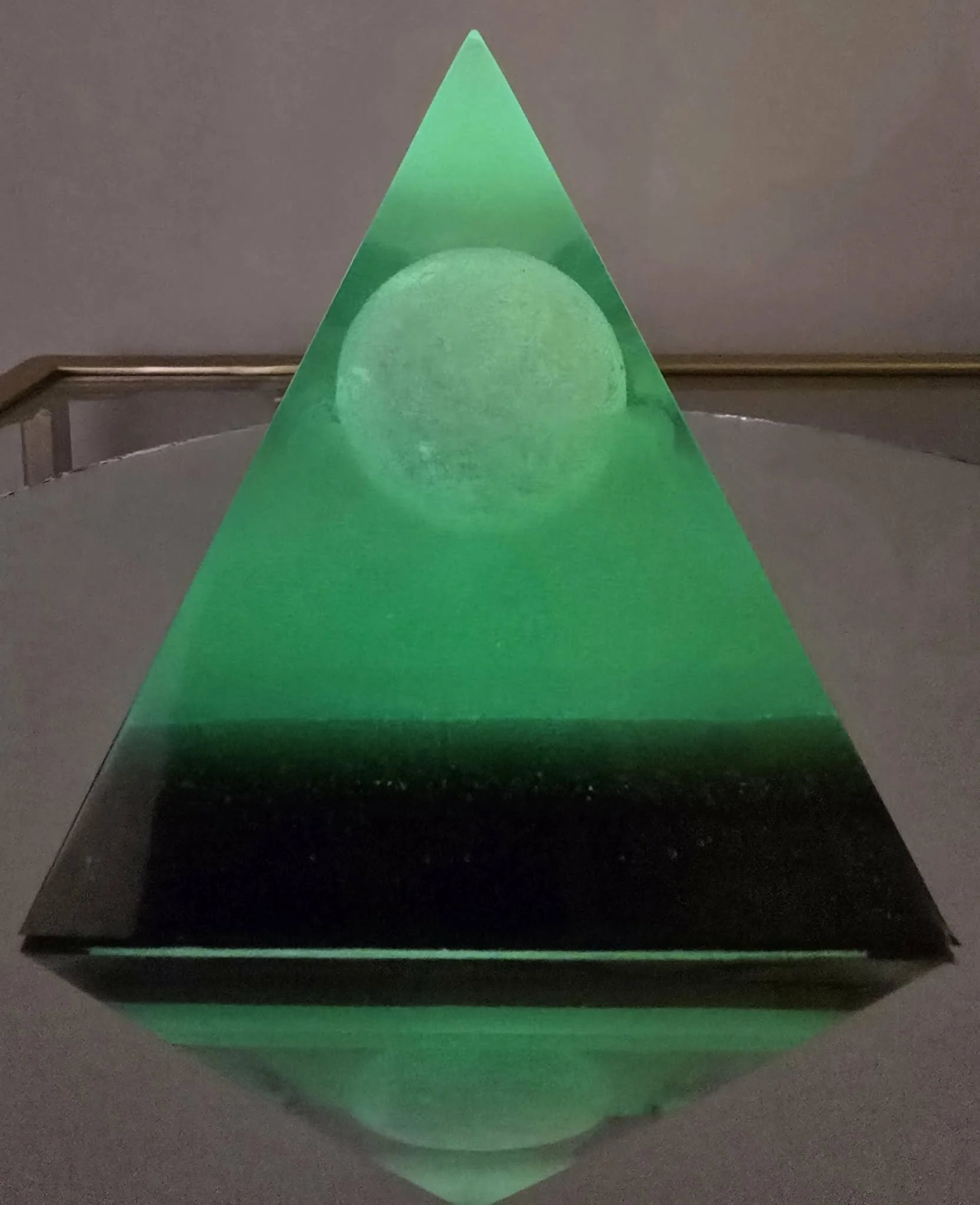 Pyramide-Orgonite-Boule-Phosphorescente-Vert-dans-le-Noir-Creation-COCO-Fazette.jpg