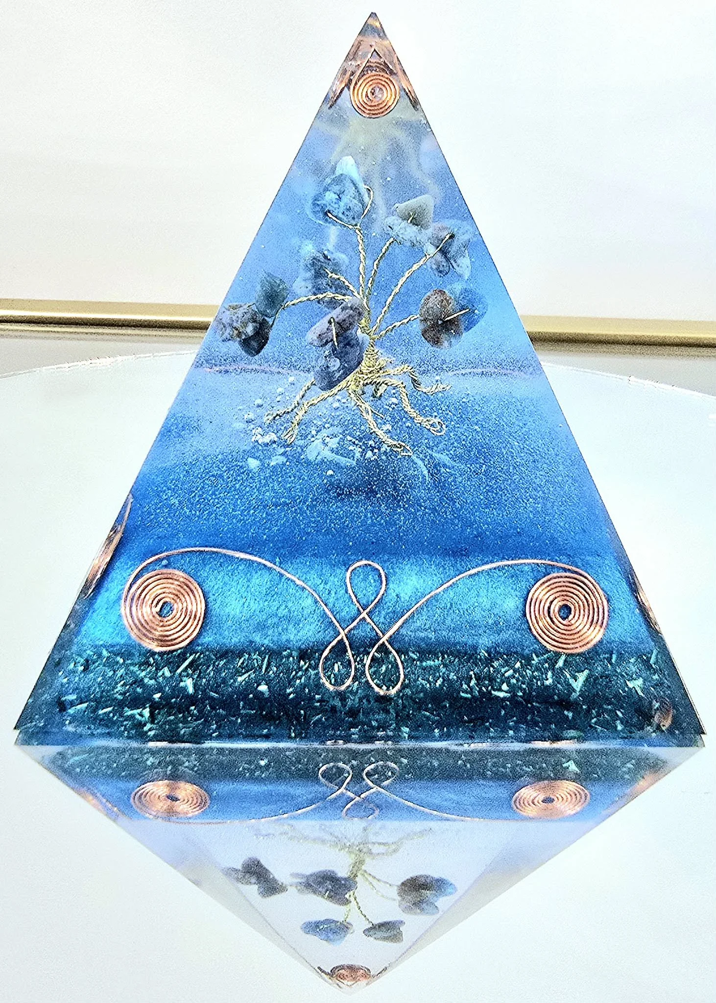 PYRAMIDE-ORGONITE-ARBRE-DE-VIE-D-APATITE-BLEAU-CREATION-COCO-FAZETTE.jpg