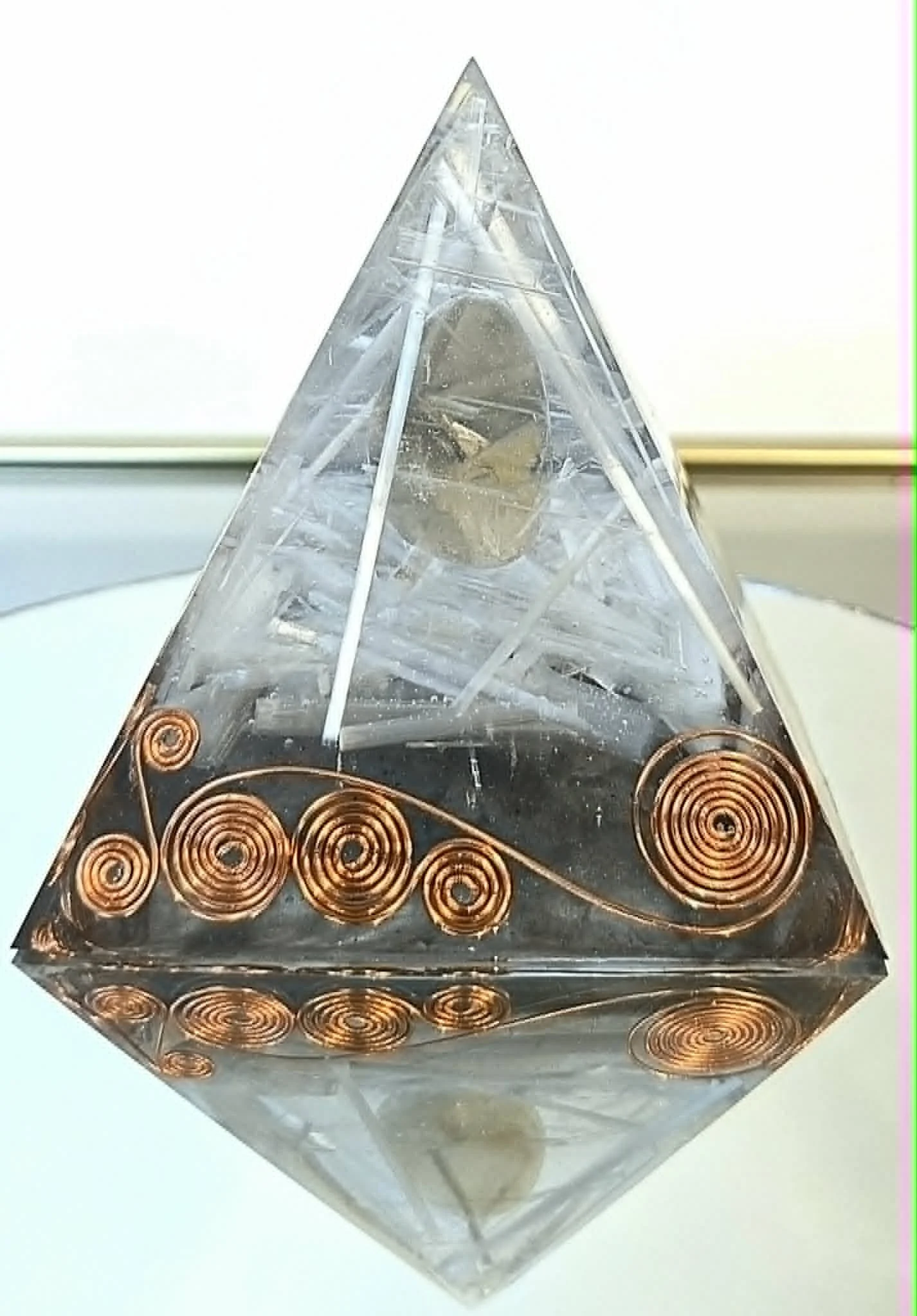 Pyramide Orgonite Quartz Fumé et Sélénite 1.jpg