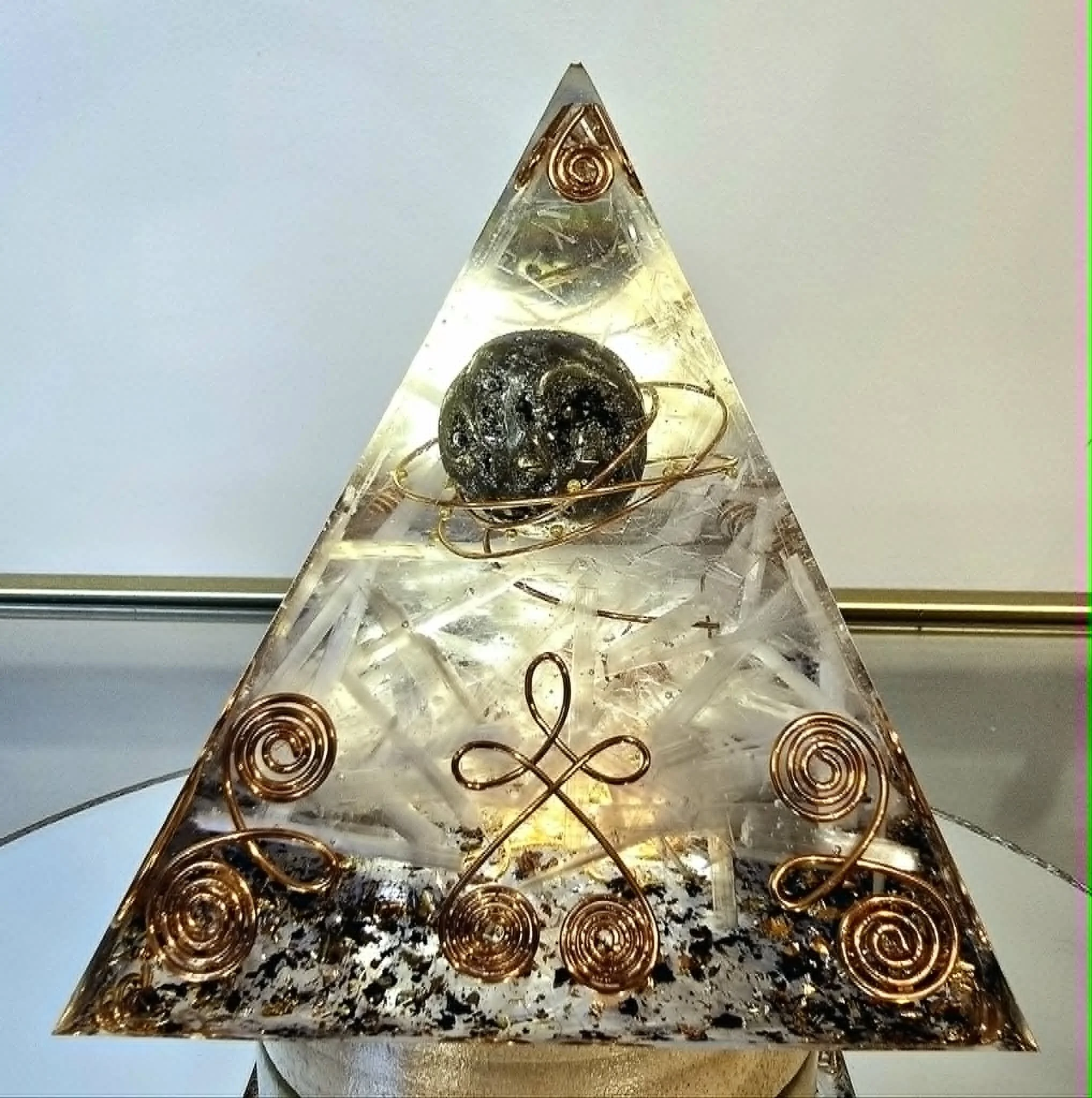 Pyramide Orgonite Pyrite et sélénite.jpg