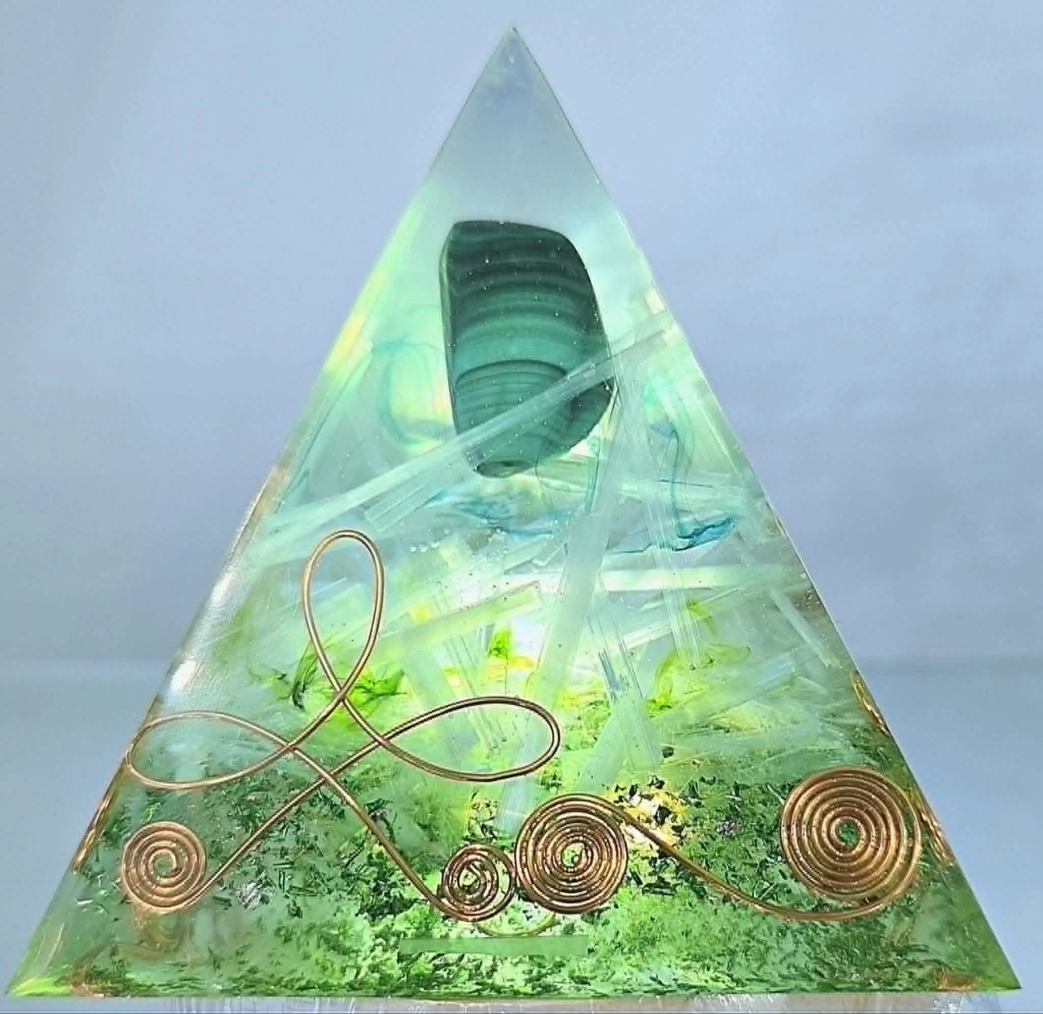 Pyramide Orgonite Malachite translucide création COCO Fazette.jpg