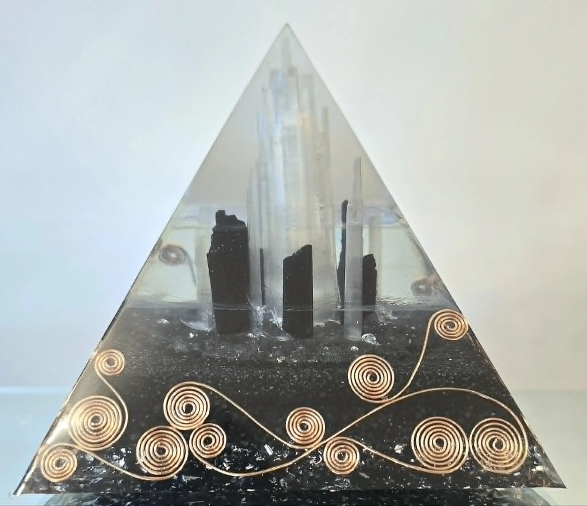 Pyramide Orgonite La Sélénia - Sélénite & Tourmaline - Création COCO Fazette.jpg