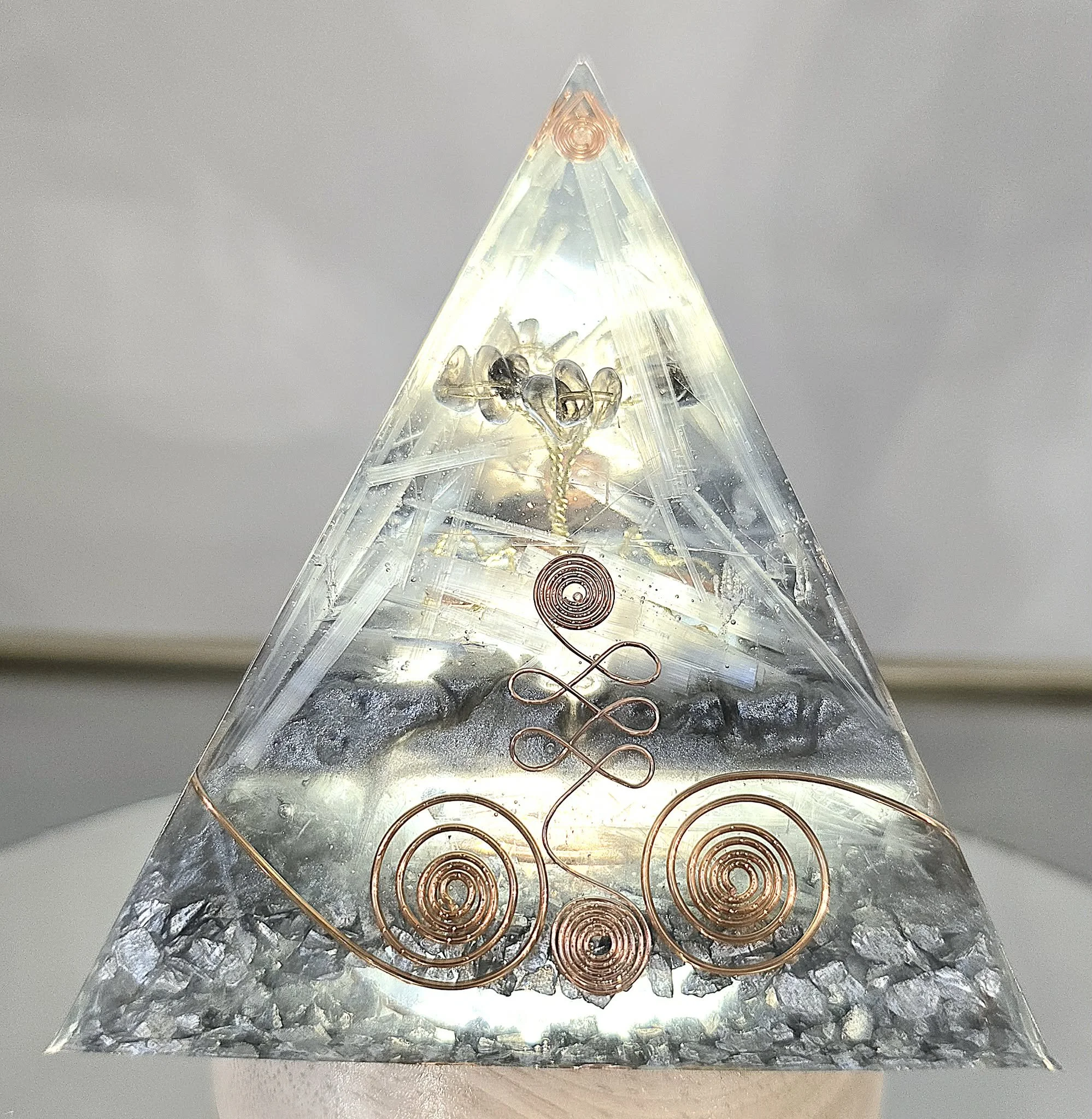PYRAMIDE-ORGONITE-ARBRE-DE-VIE-ALLIANCE-QUARTZ-FUME-ET-SELENITE-SUR-BASE-LUMINEUSE-CREATION-COCO-FAZETTE.jpg