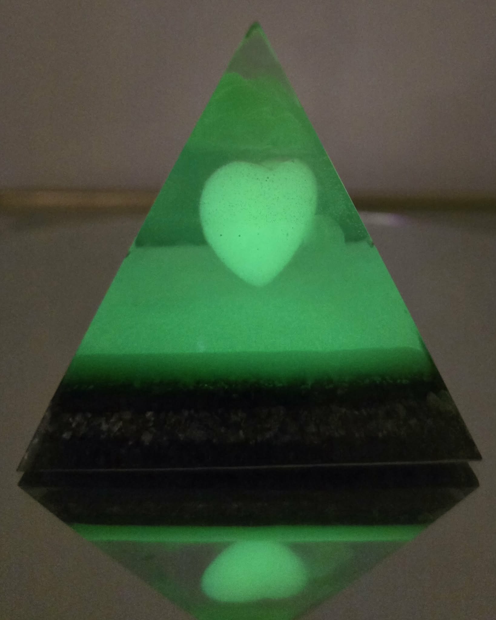 Pyramide-Orgonite-Coeur-Phosphorescente-Vert-dans-le-Noir-Creation-COCO-Fazette.jpg