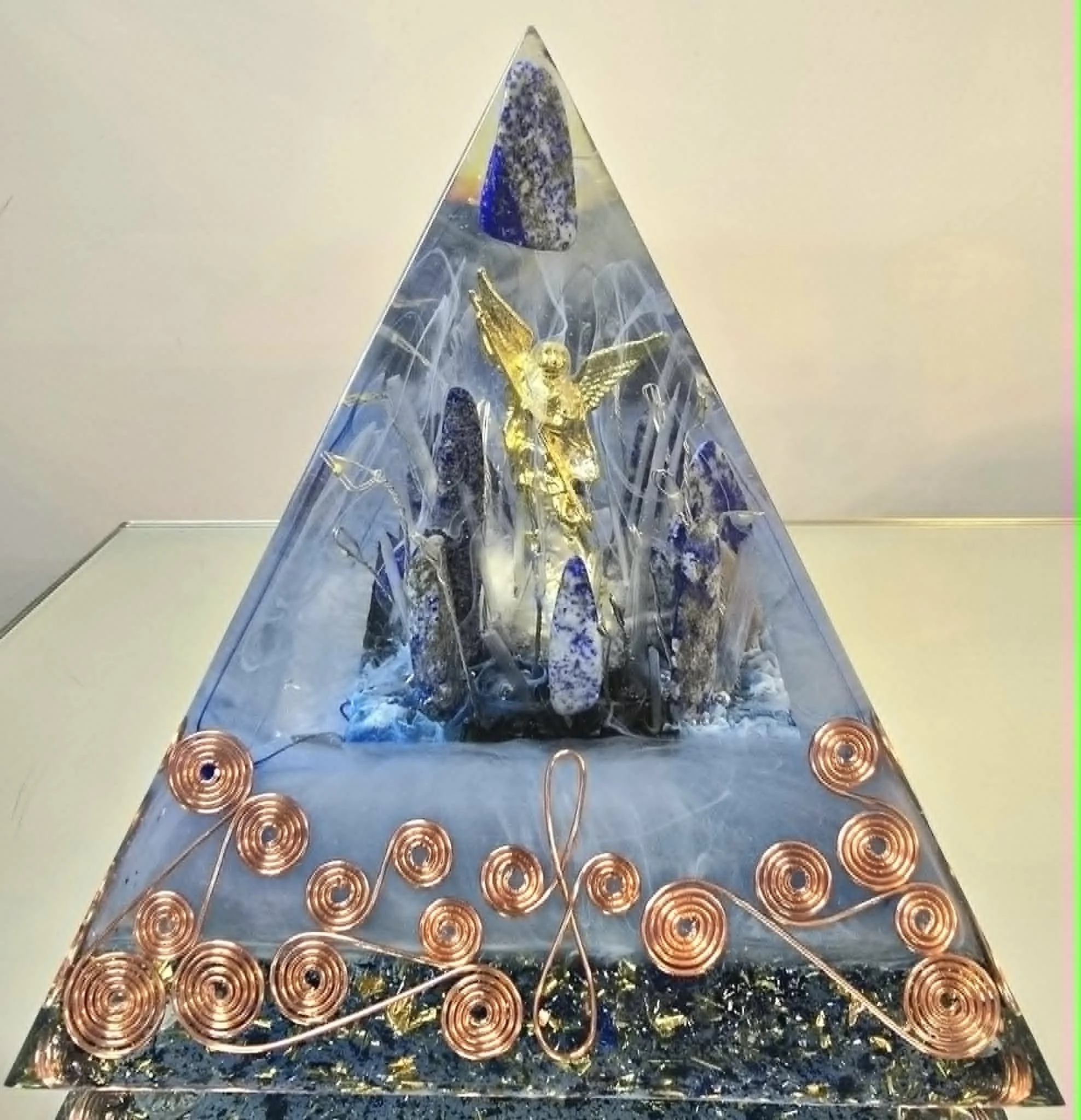 Pyramide-Orgonite-Archange-Michael-Lapis-Lazuli-et Selenite-Creation-Coco-Fazette.jpg