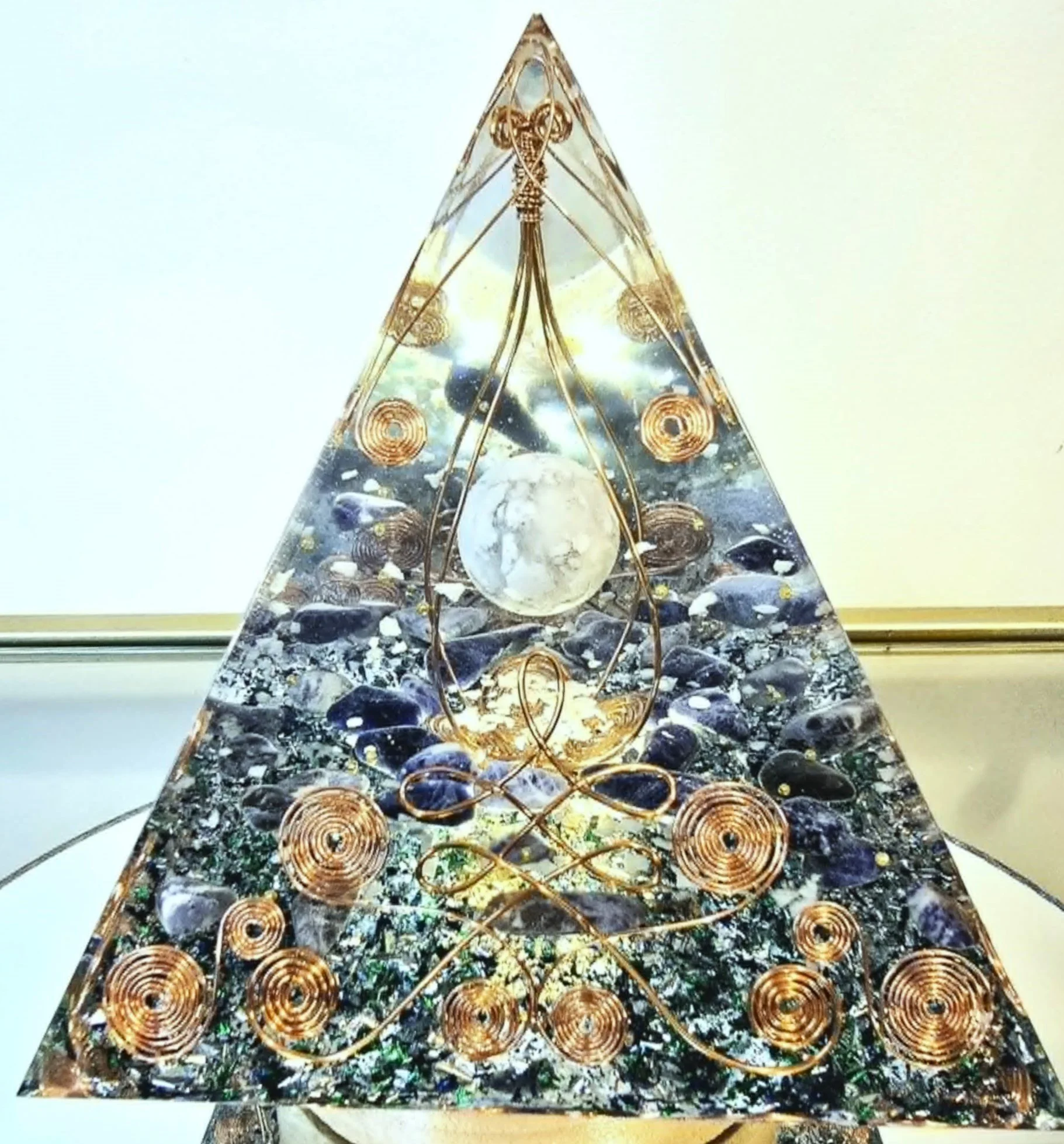Pyramide Orgonite Howlite et Sodalite 2.jpg