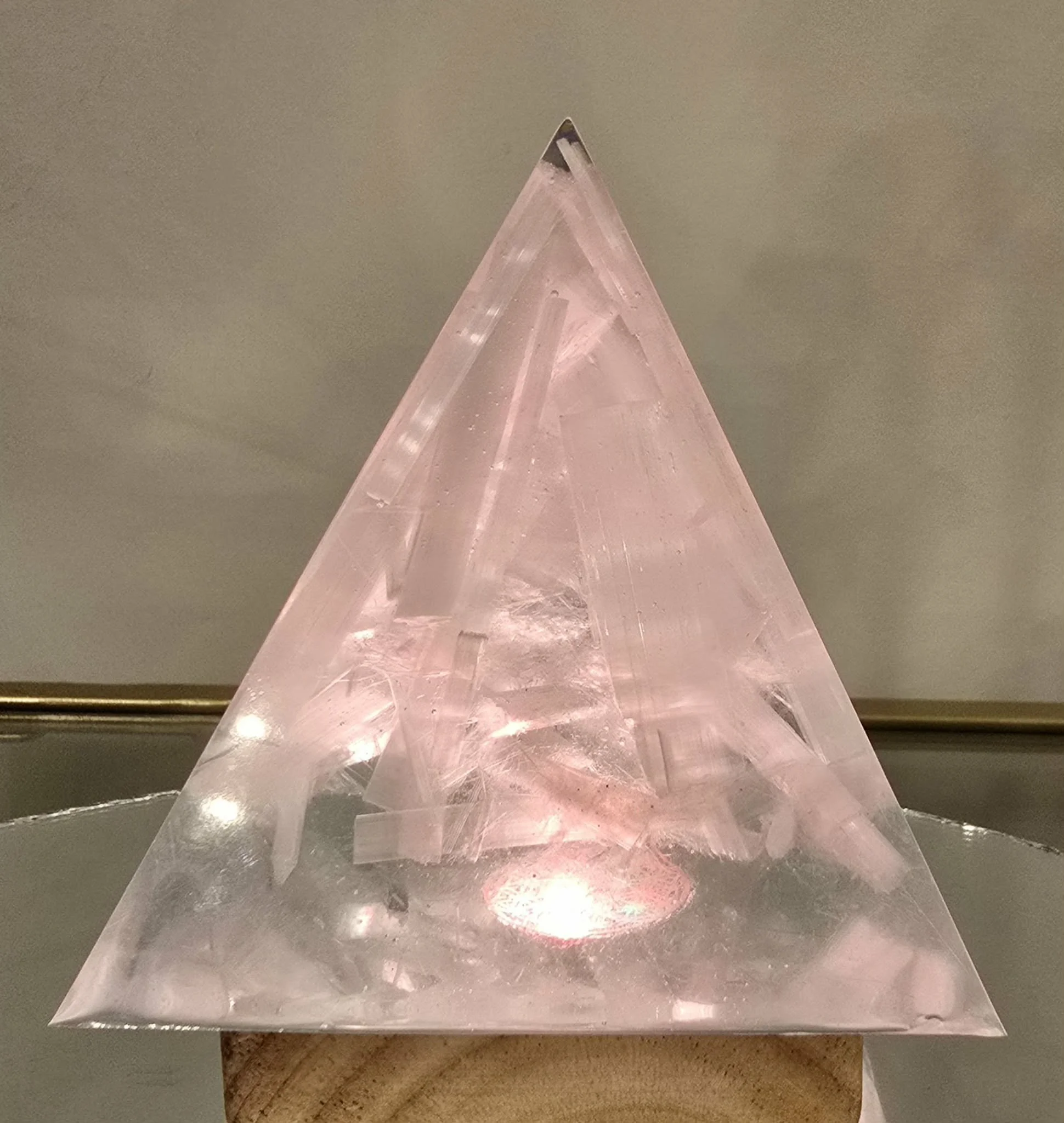 Pyramide-Orgonite-en-Selenite-Pur-Illuminee-3-Creation-COCO-Fazette.jpg