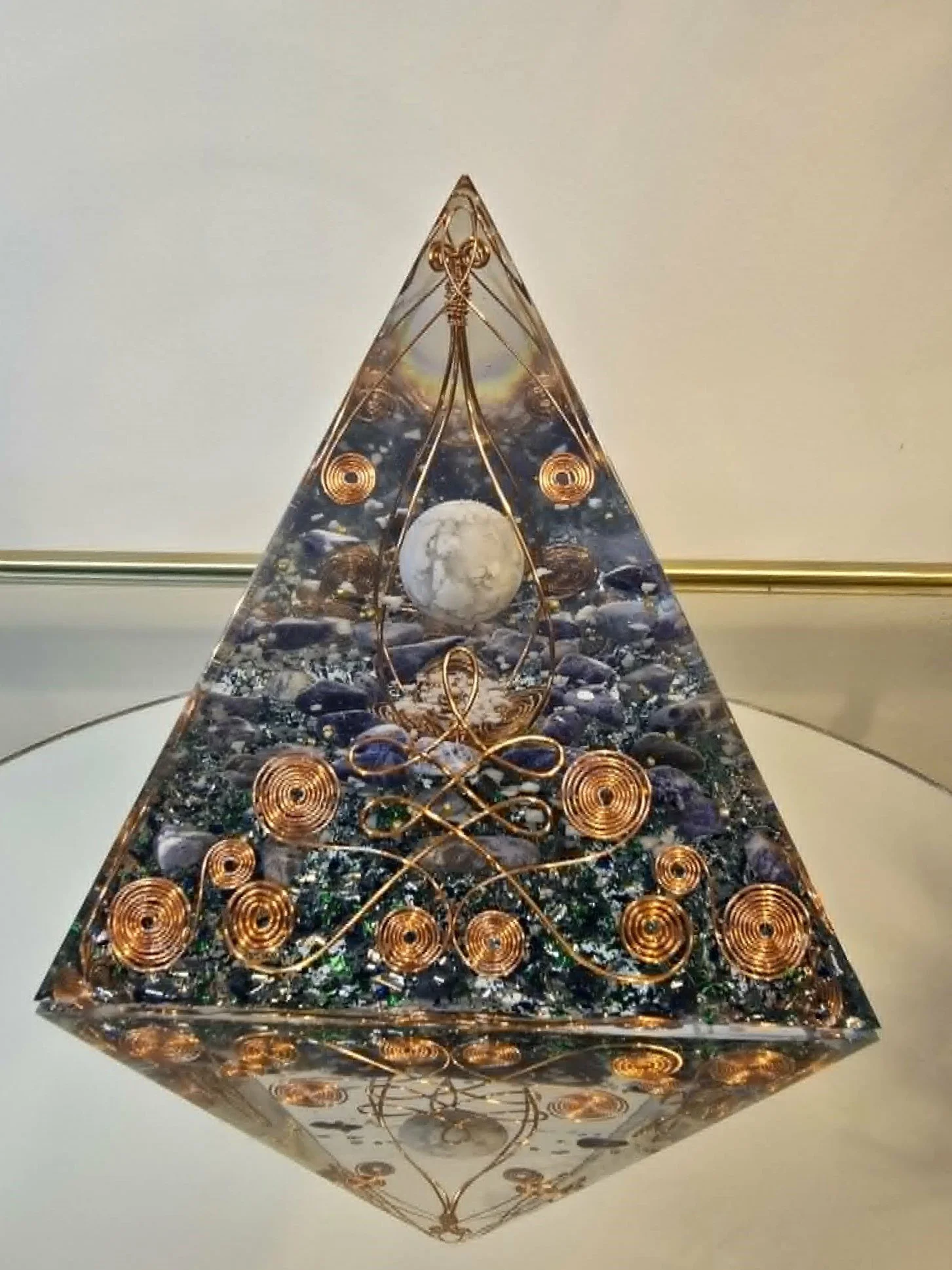 Pyramide Orgonite Howlite et Sodalite 4.jpg