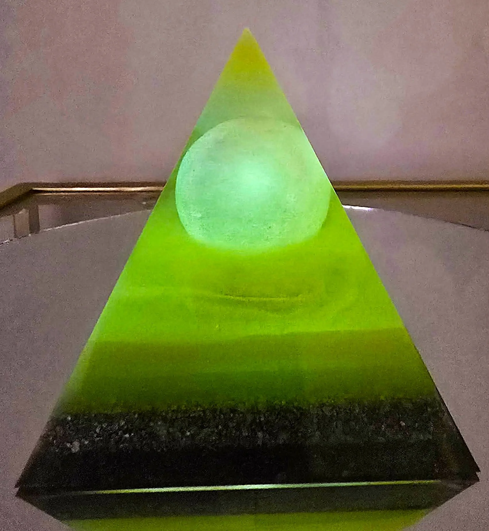 Pyramide-Orgonite-Jaune-Boule-Phosphorescente-dans-le-Noir-Creation-COCO-Fazette.jpg